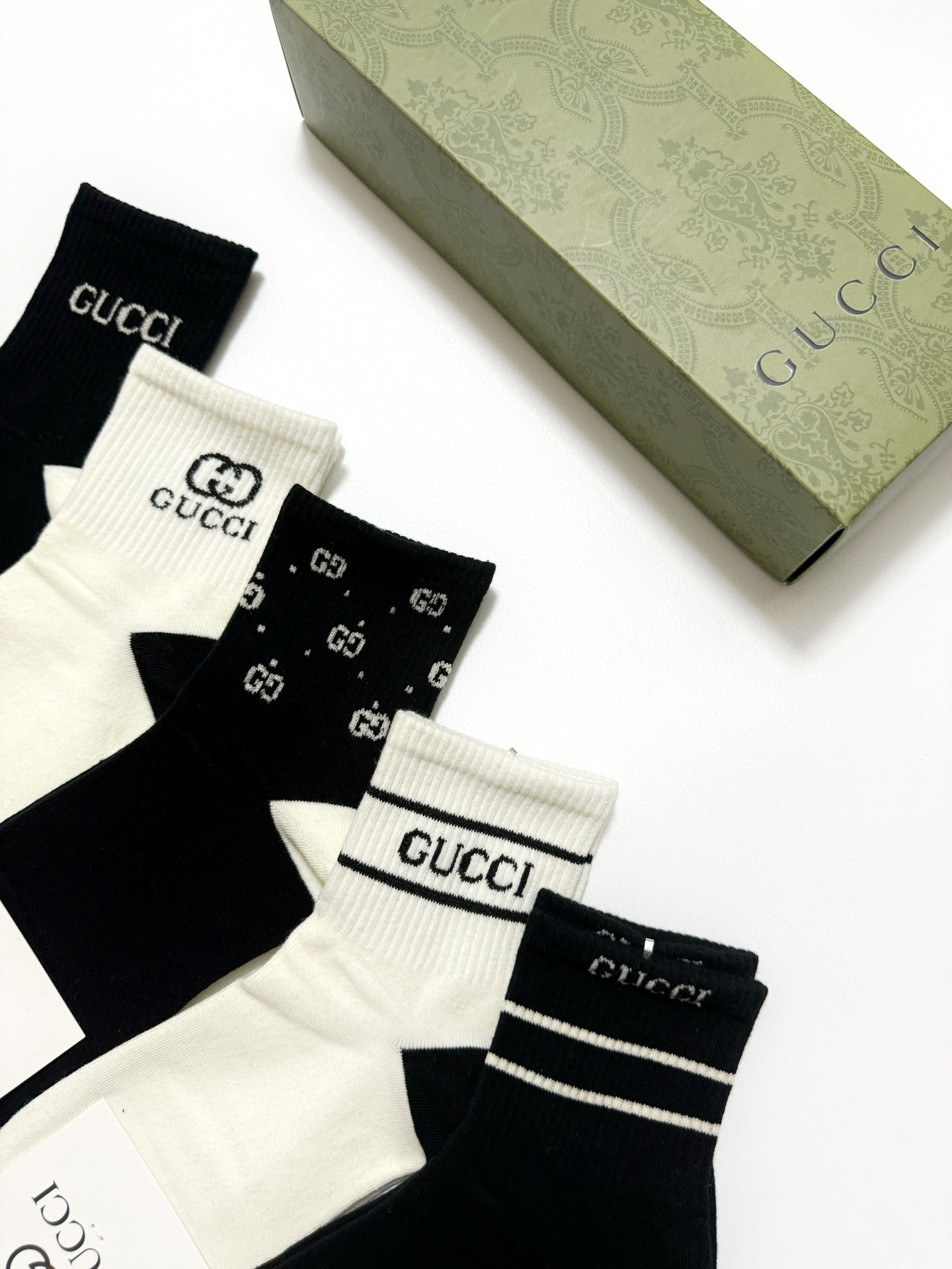  配包装
🌟【一盒5 双】
 🌟Gucci 古琦 经典字母logo 纯棉短筒袜 ，男女同款   ，ins