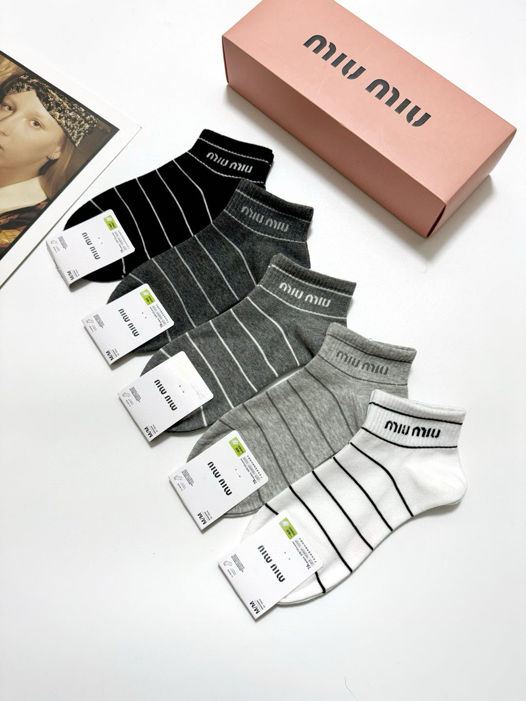  配包装
🌟【一盒5 双】
 🌟缪缪 miumiu 经典字母logo 纯棉短袜   ，ins超火爆短袜，