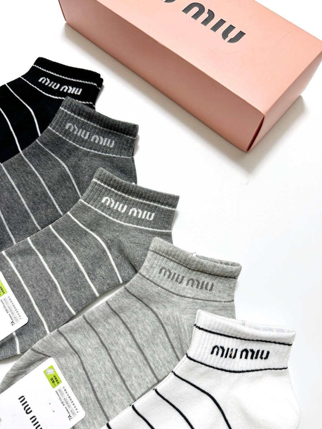 配包装
🌟【一盒5 双】
 🌟缪缪 miumiu 经典字母logo 纯棉短袜   ，ins超火爆短袜，