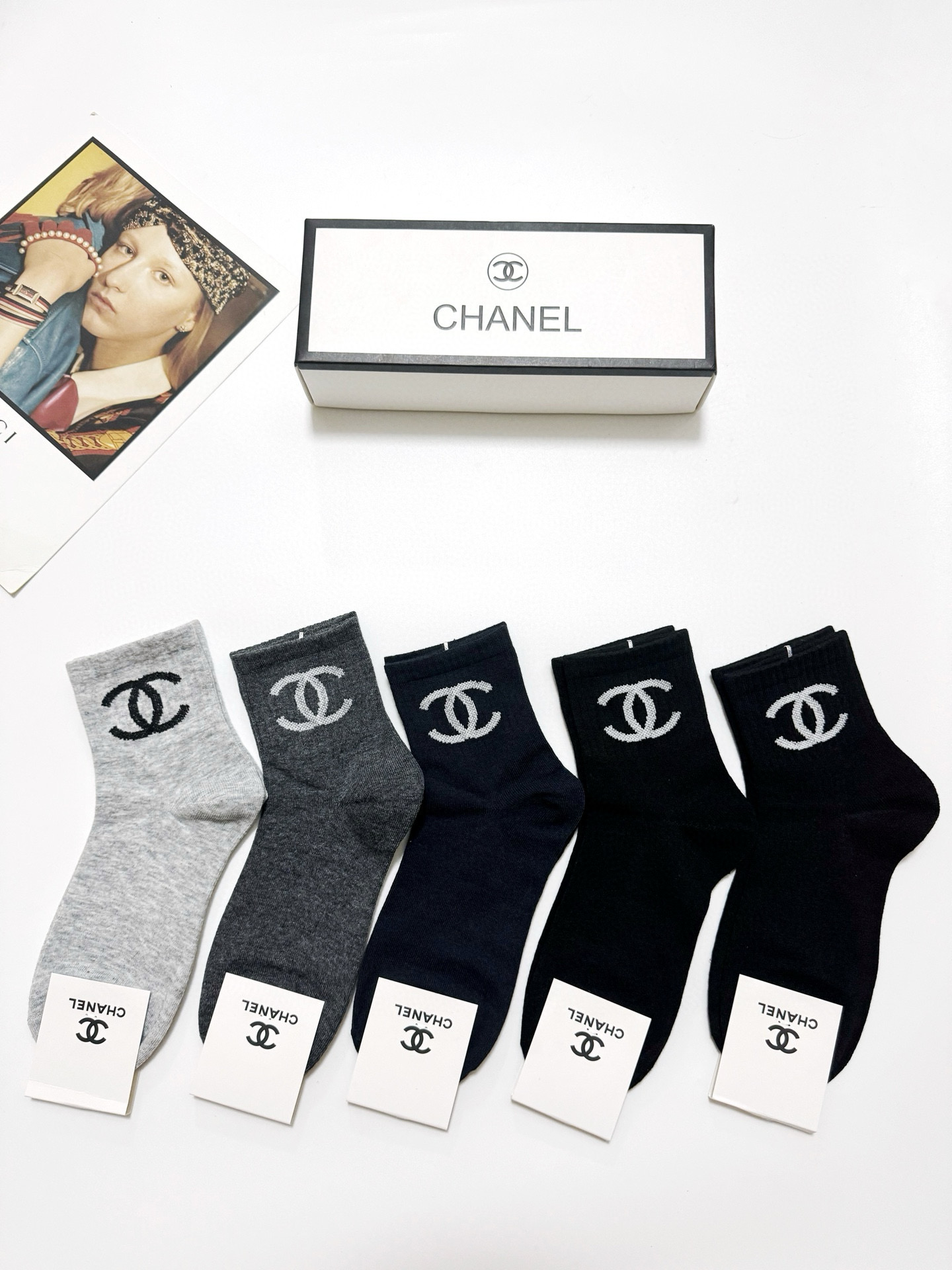   配包装
🌟【一盒5 双】
🌟Chanel 香奈儿 经典字母 logo短袜  ！纯棉面料软糯亲肤！
🌟