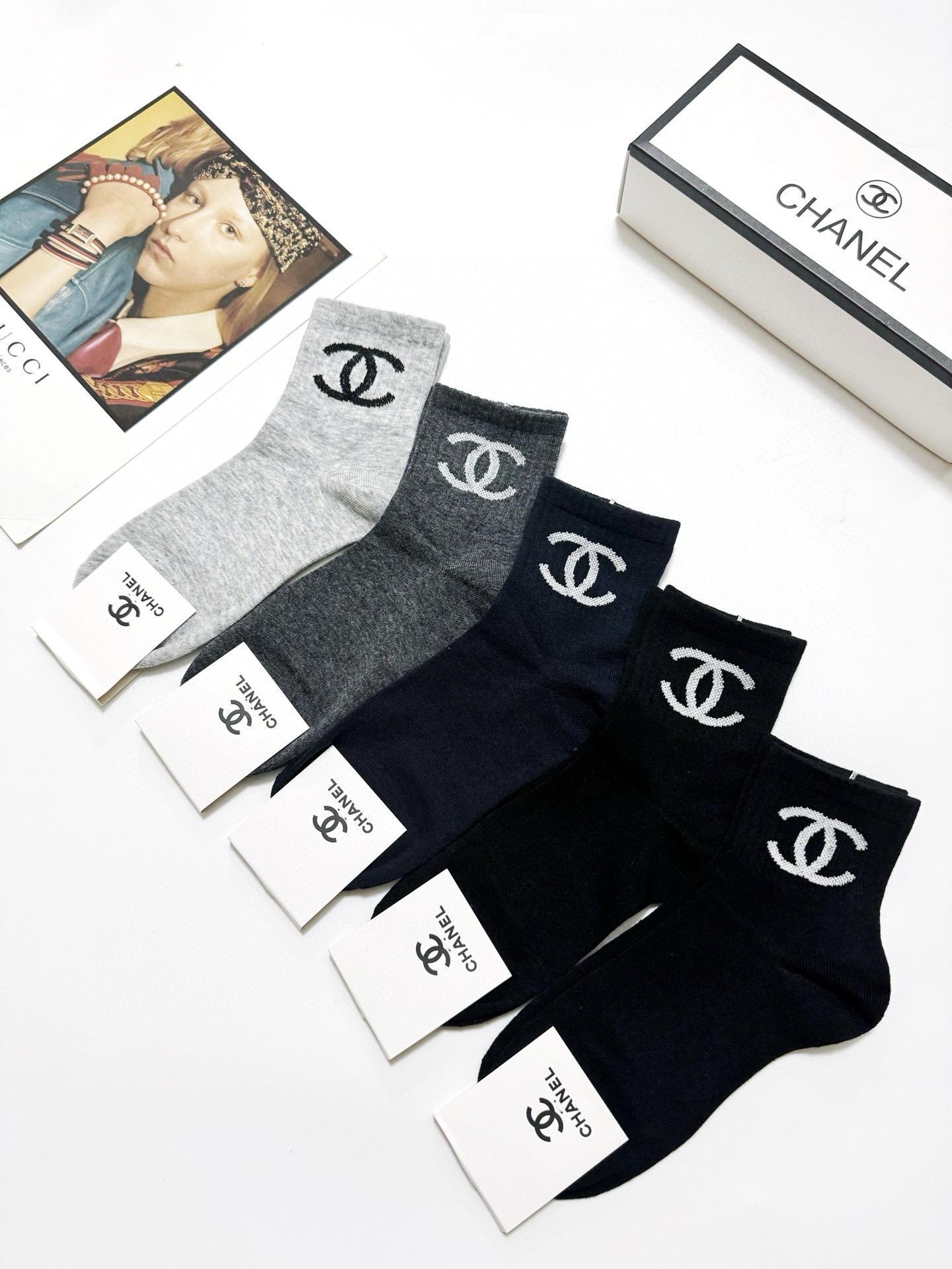   配包装
🌟【一盒5 双】
🌟Chanel 香奈儿 经典字母 logo短袜  ！纯棉面料软糯亲肤！
🌟