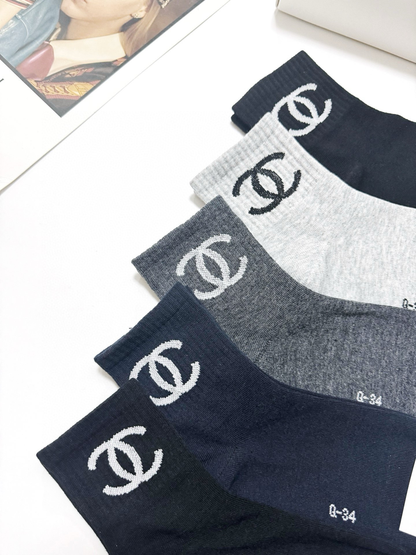   配包装
🌟【一盒5 双】
🌟Chanel 香奈儿 经典字母 logo短袜  ！纯棉面料软糯亲肤！
🌟