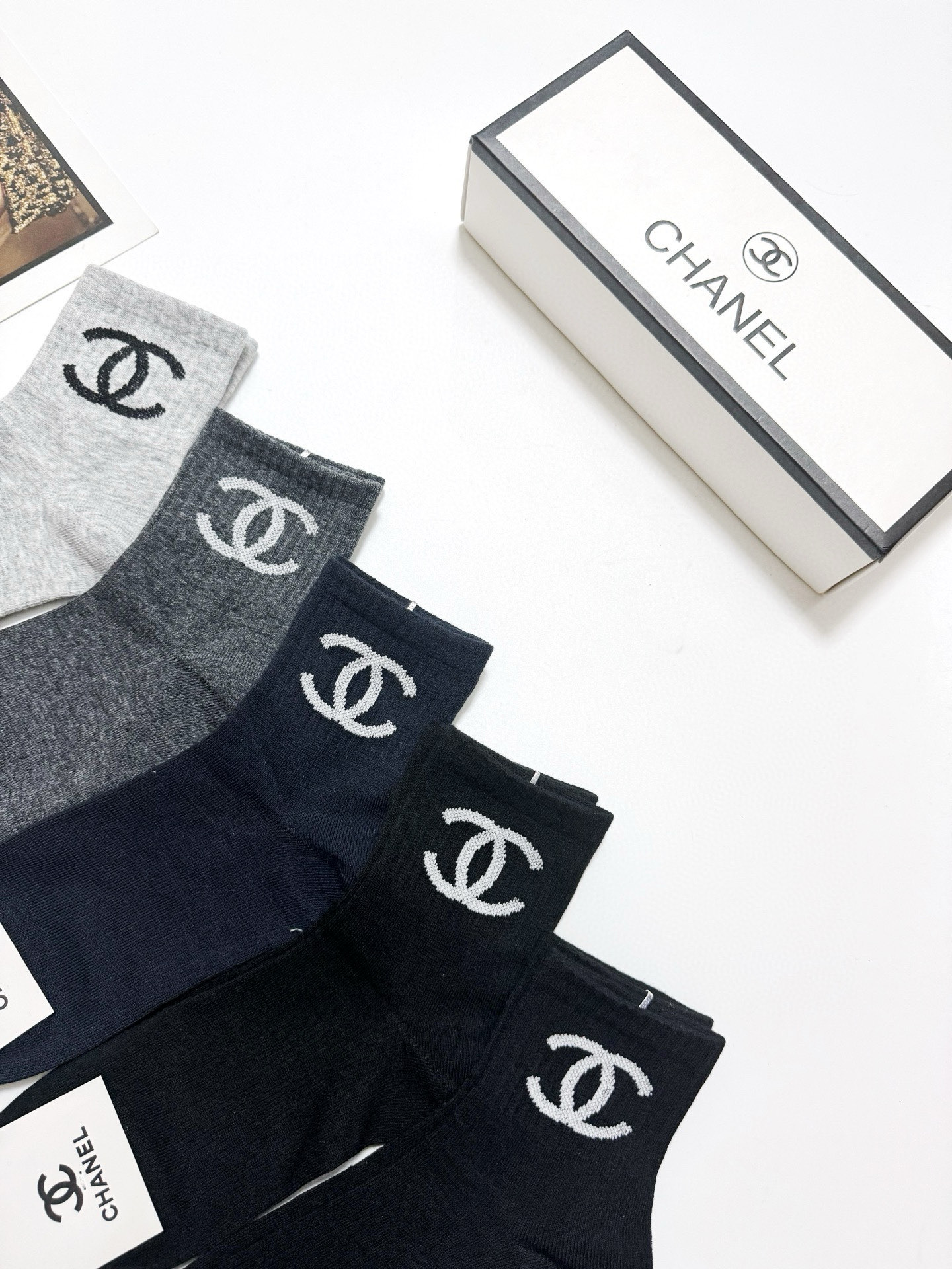   配包装
🌟【一盒5 双】
🌟Chanel 香奈儿 经典字母 logo短袜  ！纯棉面料软糯亲肤！
🌟
