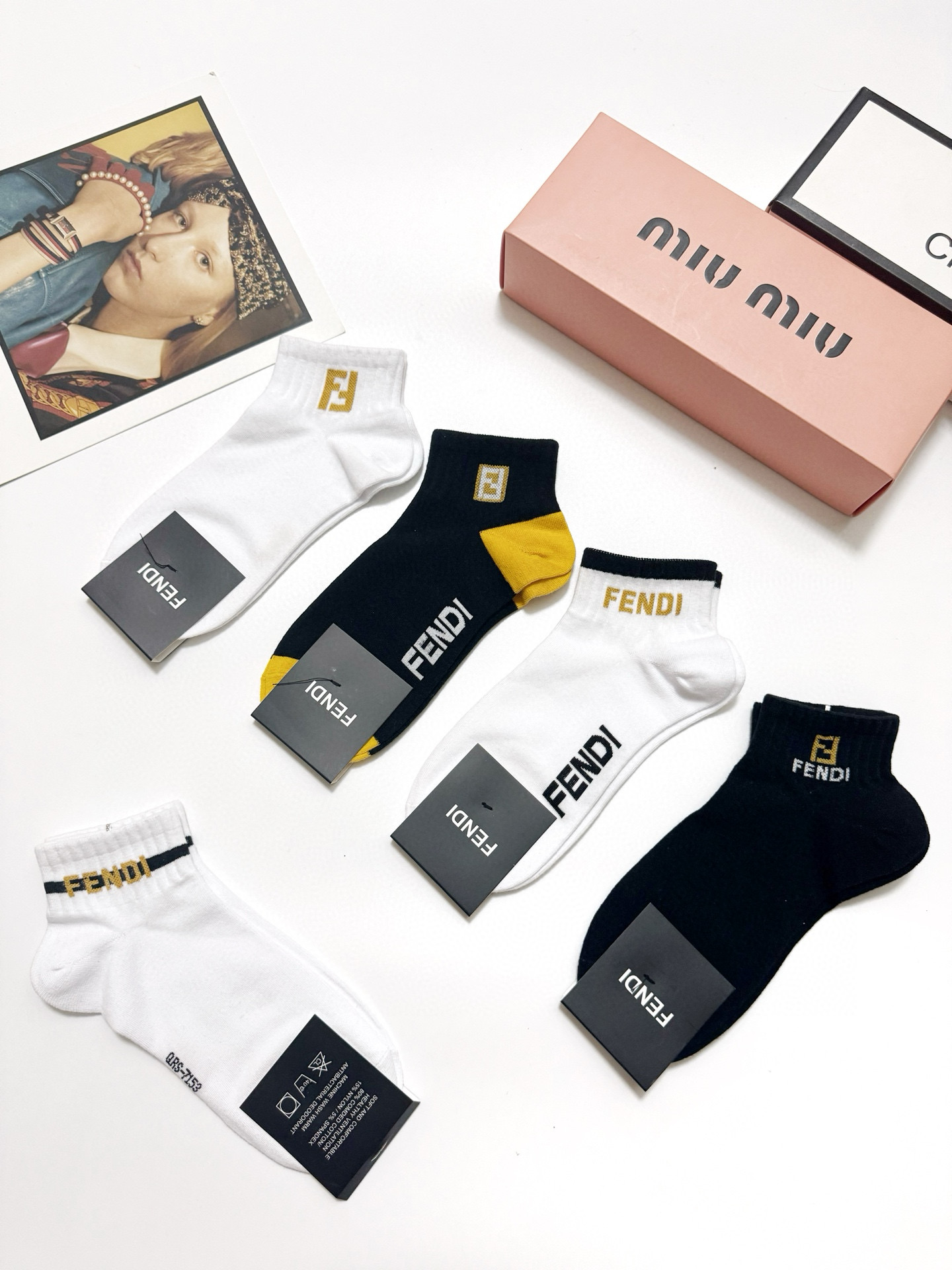   配包装
🌟【一盒5 双】
🌟Fendi 芬迪 经典字母 logo短袜  ！纯棉面料软糯亲肤！
🌟in