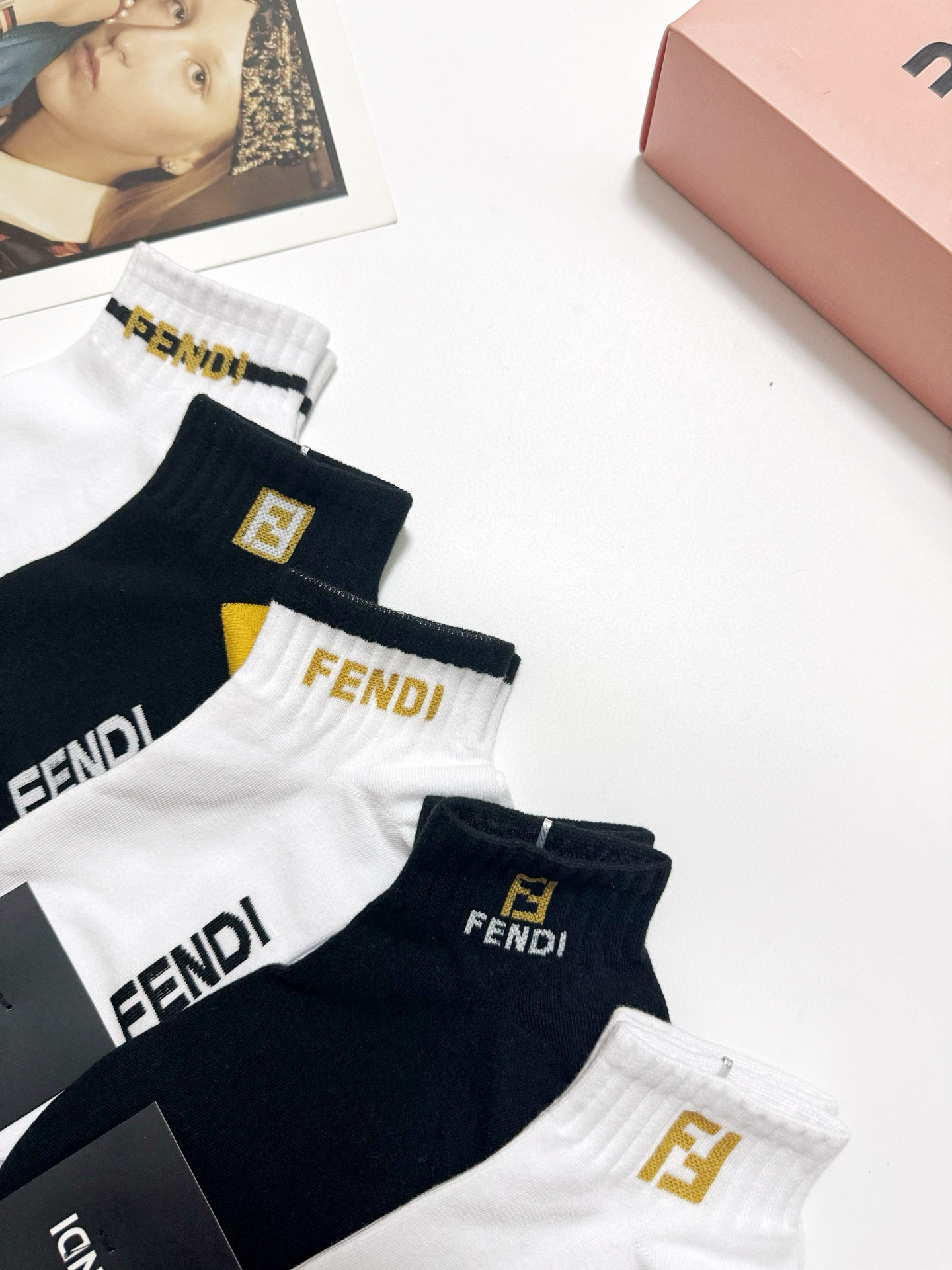   配包装
🌟【一盒5 双】
🌟Fendi 芬迪 经典字母 logo短袜  ！纯棉面料软糯亲肤！
🌟in