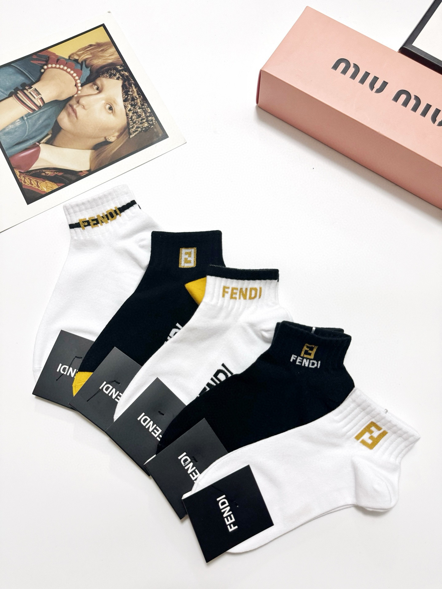   配包装
🌟【一盒5 双】
🌟Fendi 芬迪 经典字母 logo短袜  ！纯棉面料软糯亲肤！
🌟in
