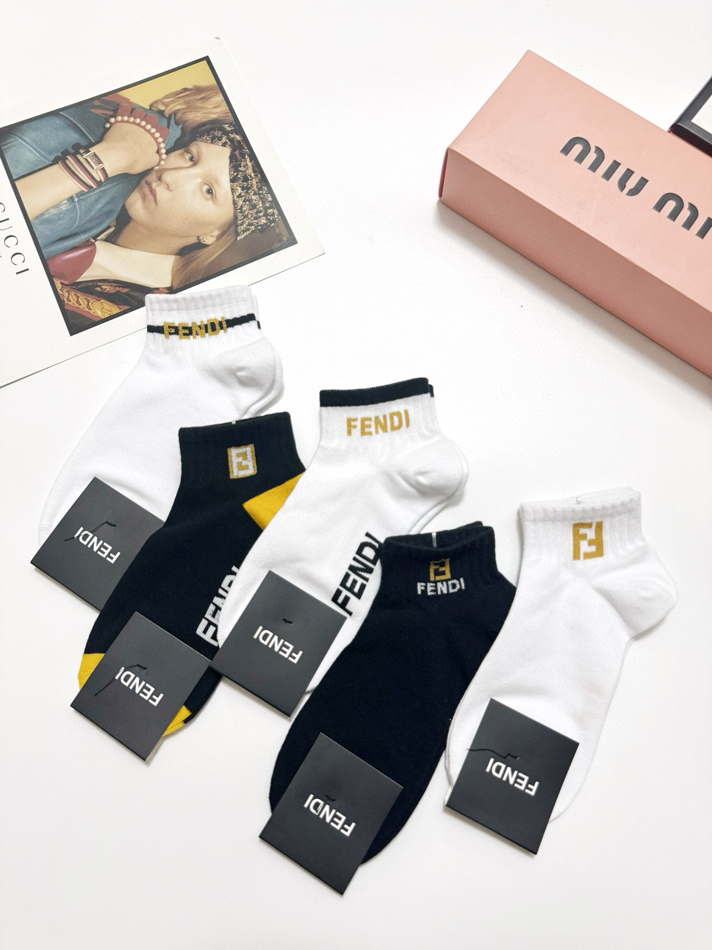   配包装
🌟【一盒5 双】
🌟Fendi 芬迪 经典字母 logo短袜  ！纯棉面料软糯亲肤！
🌟in