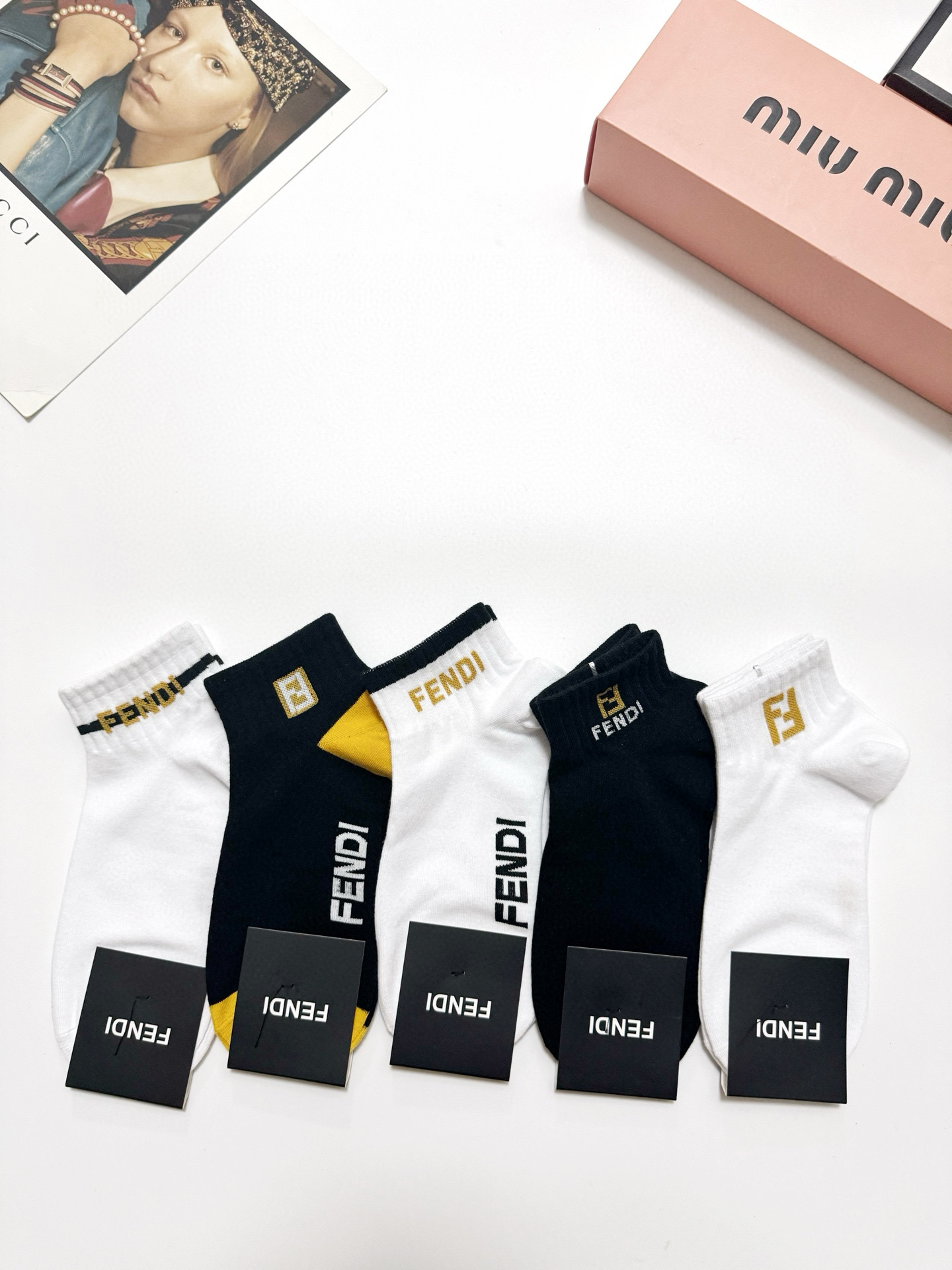   配包装
🌟【一盒5 双】
🌟Fendi 芬迪 经典字母 logo短袜  ！纯棉面料软糯亲肤！
🌟in