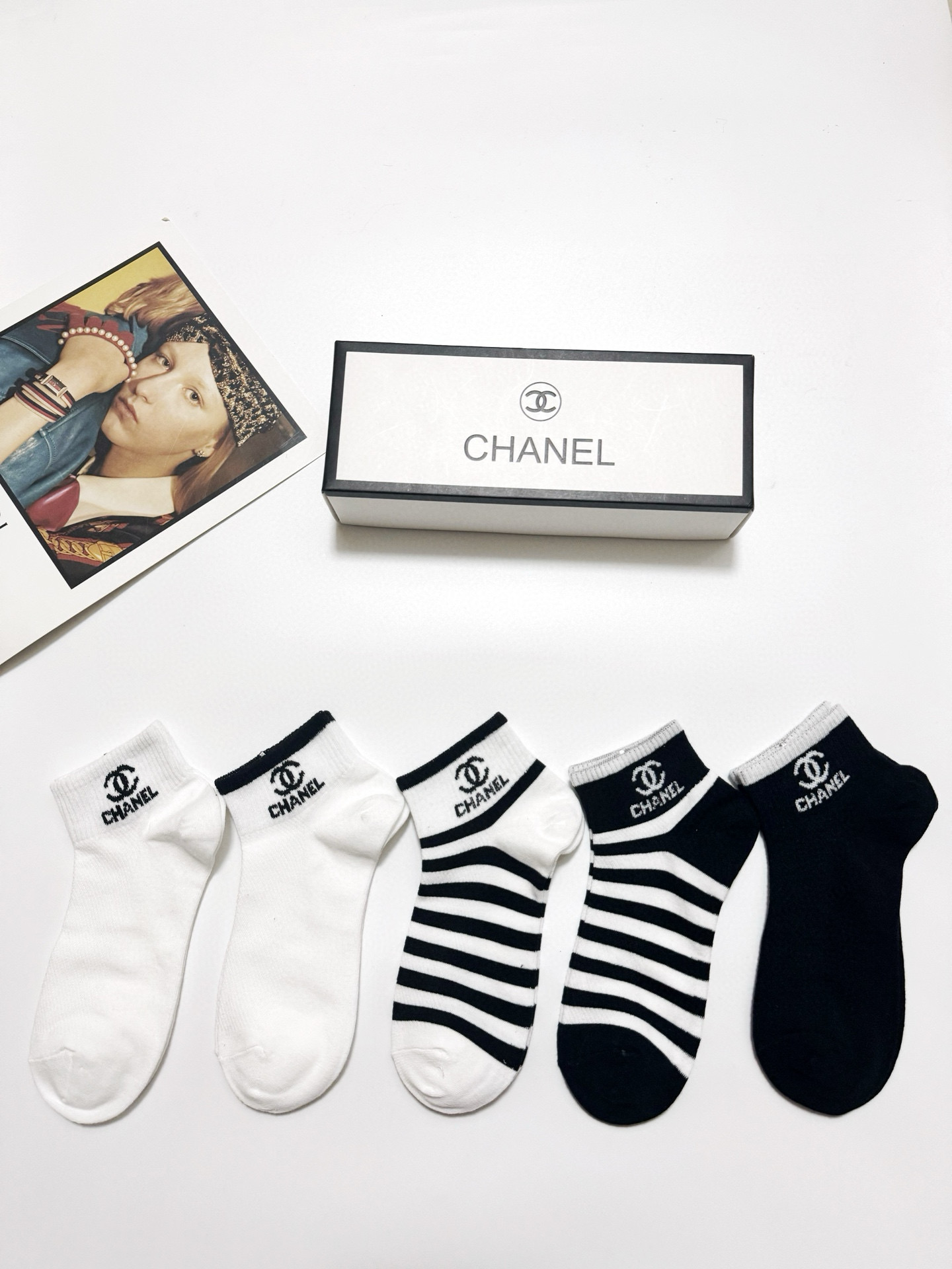   配包装
🌟【一盒5 双】
🌟Chanel 香奈儿 经典字母 logo短袜  ！纯棉面料软糯亲肤！
🌟