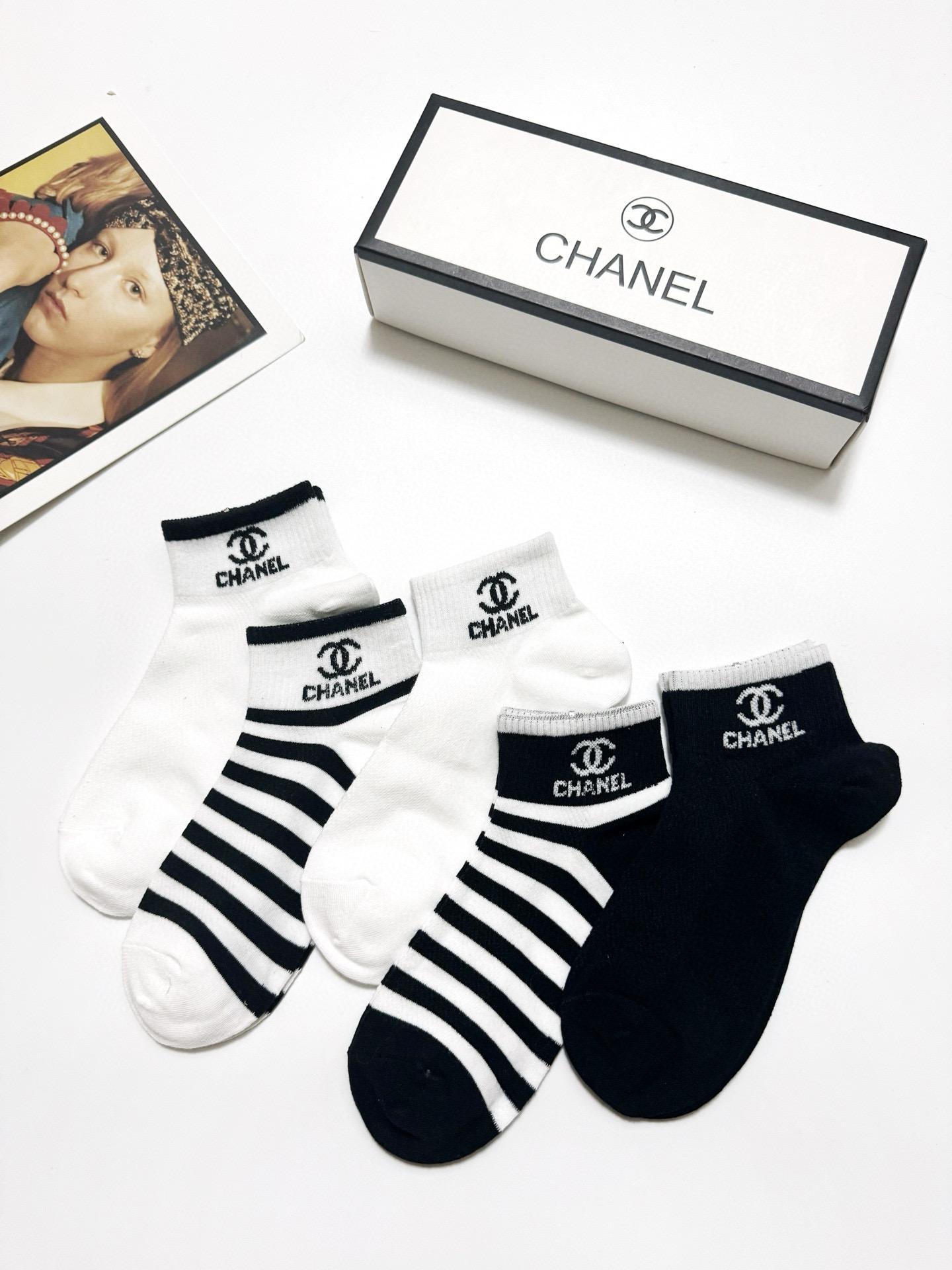   配包装
🌟【一盒5 双】
🌟Chanel 香奈儿 经典字母 logo短袜  ！纯棉面料软糯亲肤！
🌟