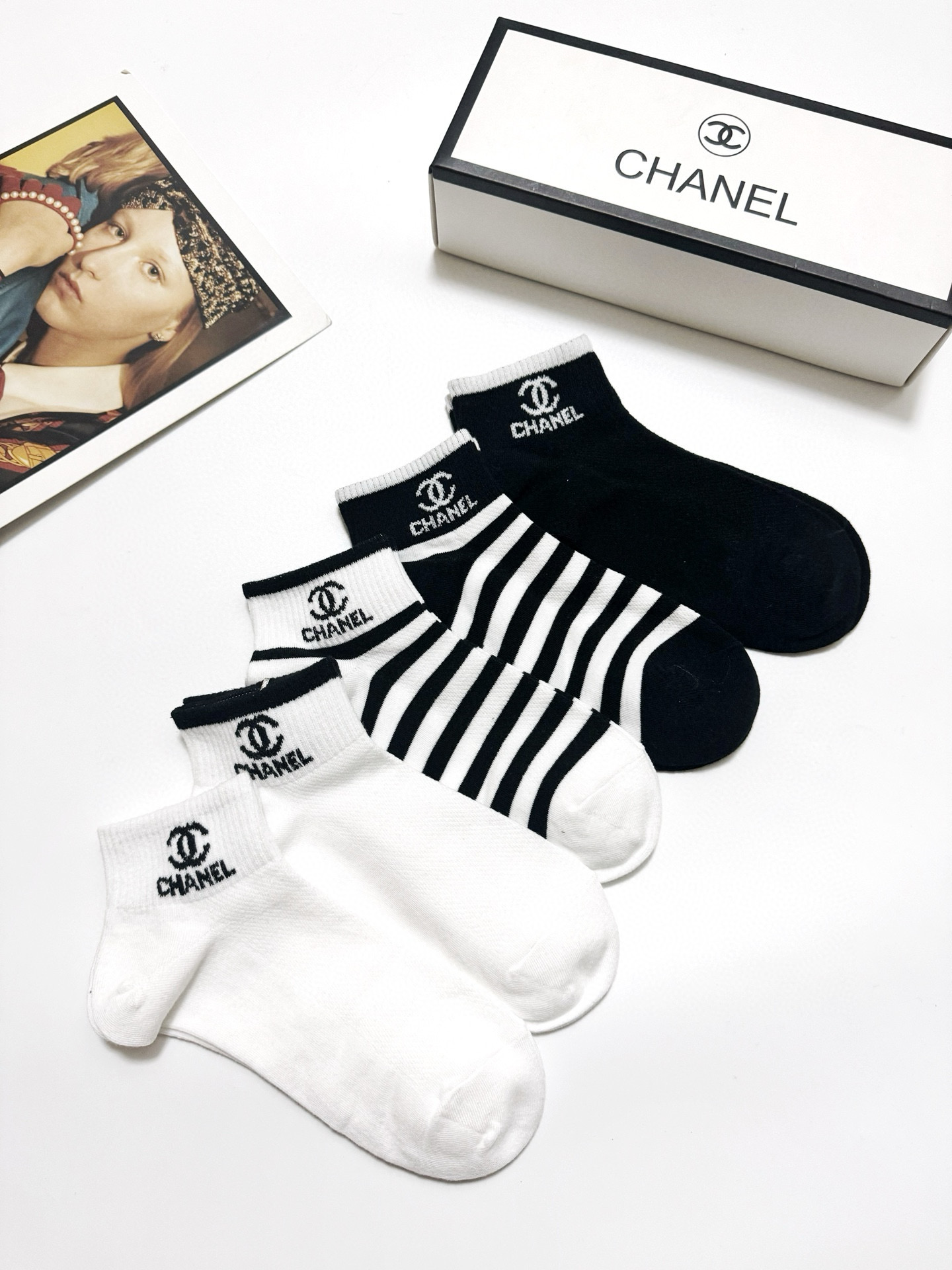   配包装
🌟【一盒5 双】
🌟Chanel 香奈儿 经典字母 logo短袜  ！纯棉面料软糯亲肤！
🌟