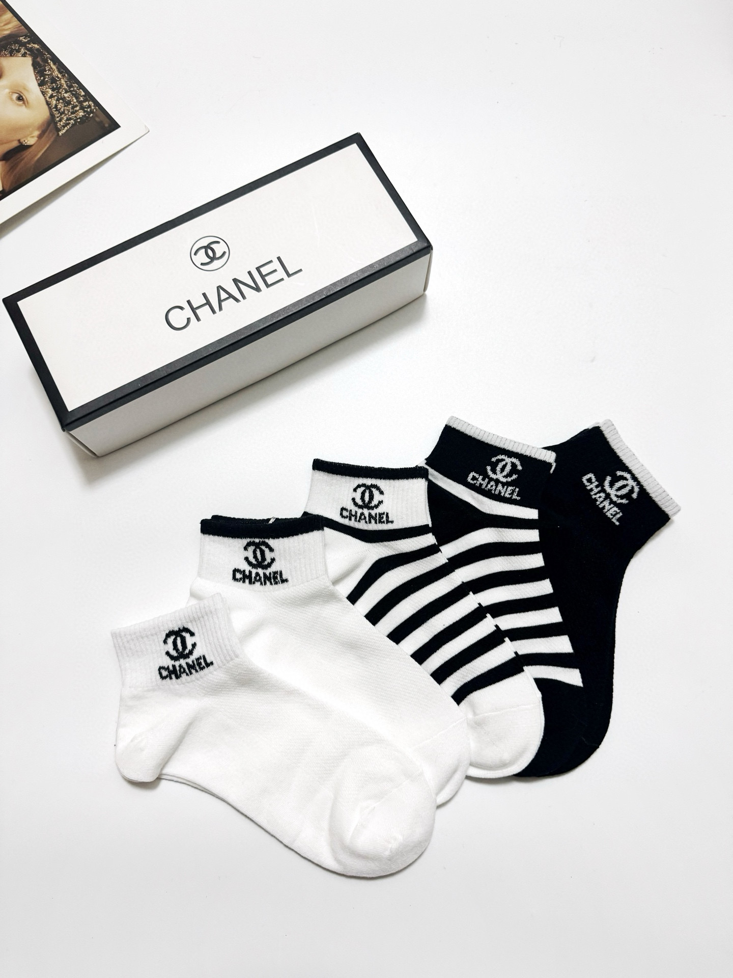   配包装
🌟【一盒5 双】
🌟Chanel 香奈儿 经典字母 logo短袜  ！纯棉面料软糯亲肤！
🌟