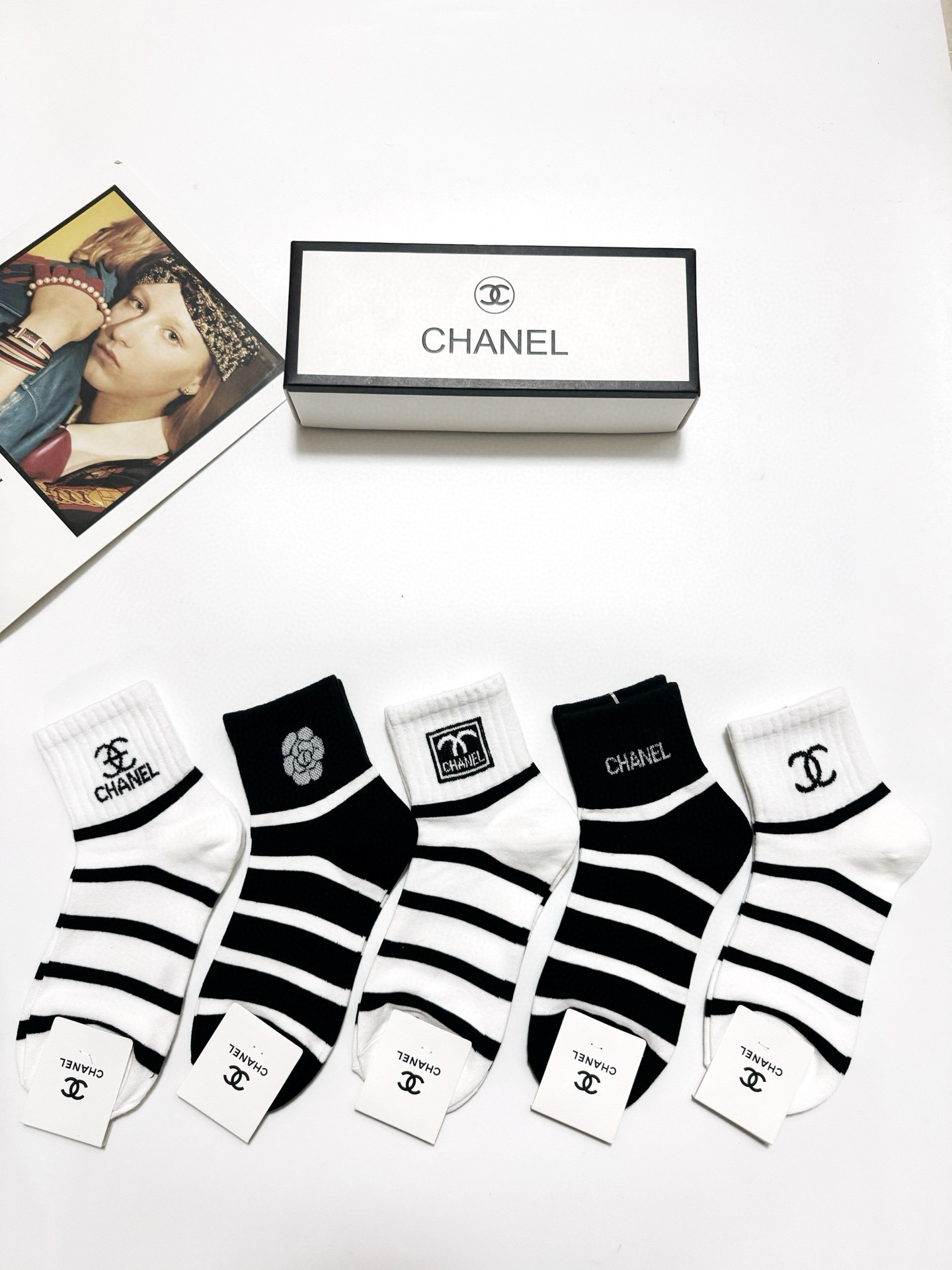   配包装
🌟【一盒5 双】
🌟Chanel 香奈儿 经典字母 logo短袜  ！纯棉面料软糯亲肤！
🌟