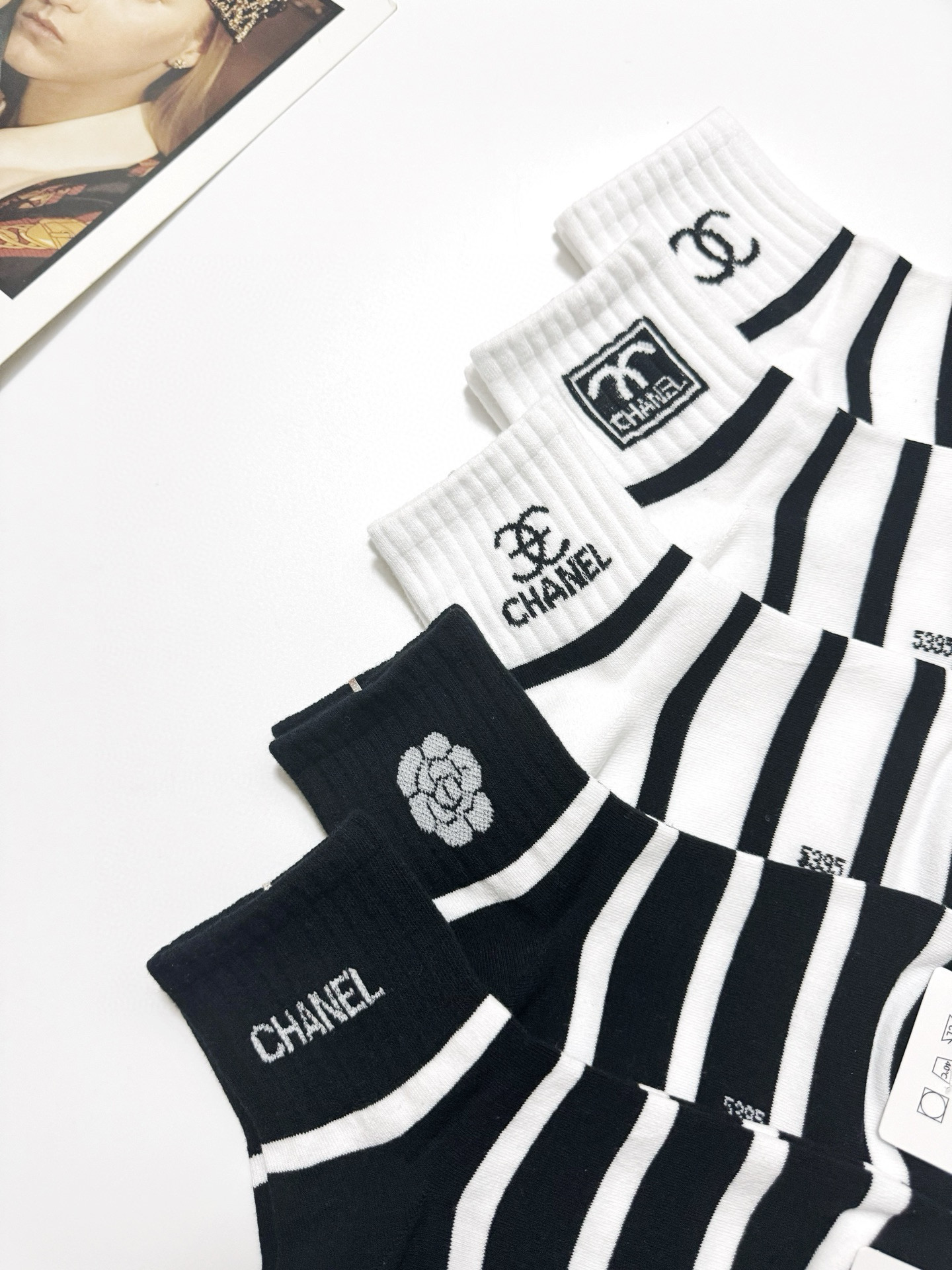   配包装
🌟【一盒5 双】
🌟Chanel 香奈儿 经典字母 logo短袜  ！纯棉面料软糯亲肤！
🌟
