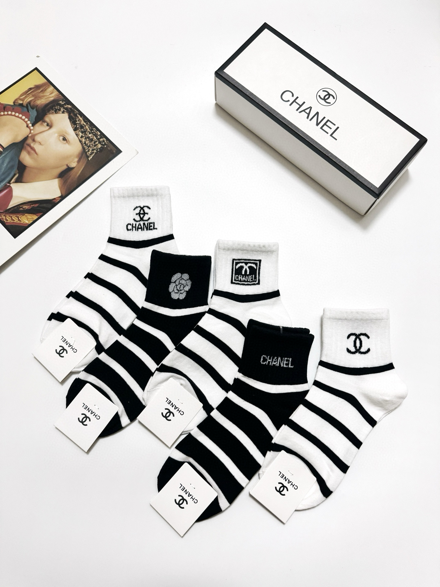   配包装
🌟【一盒5 双】
🌟Chanel 香奈儿 经典字母 logo短袜  ！纯棉面料软糯亲肤！
🌟