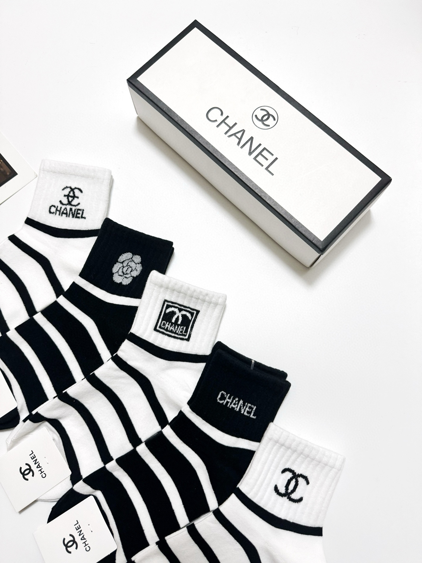   配包装
🌟【一盒5 双】
🌟Chanel 香奈儿 经典字母 logo短袜  ！纯棉面料软糯亲肤！
🌟