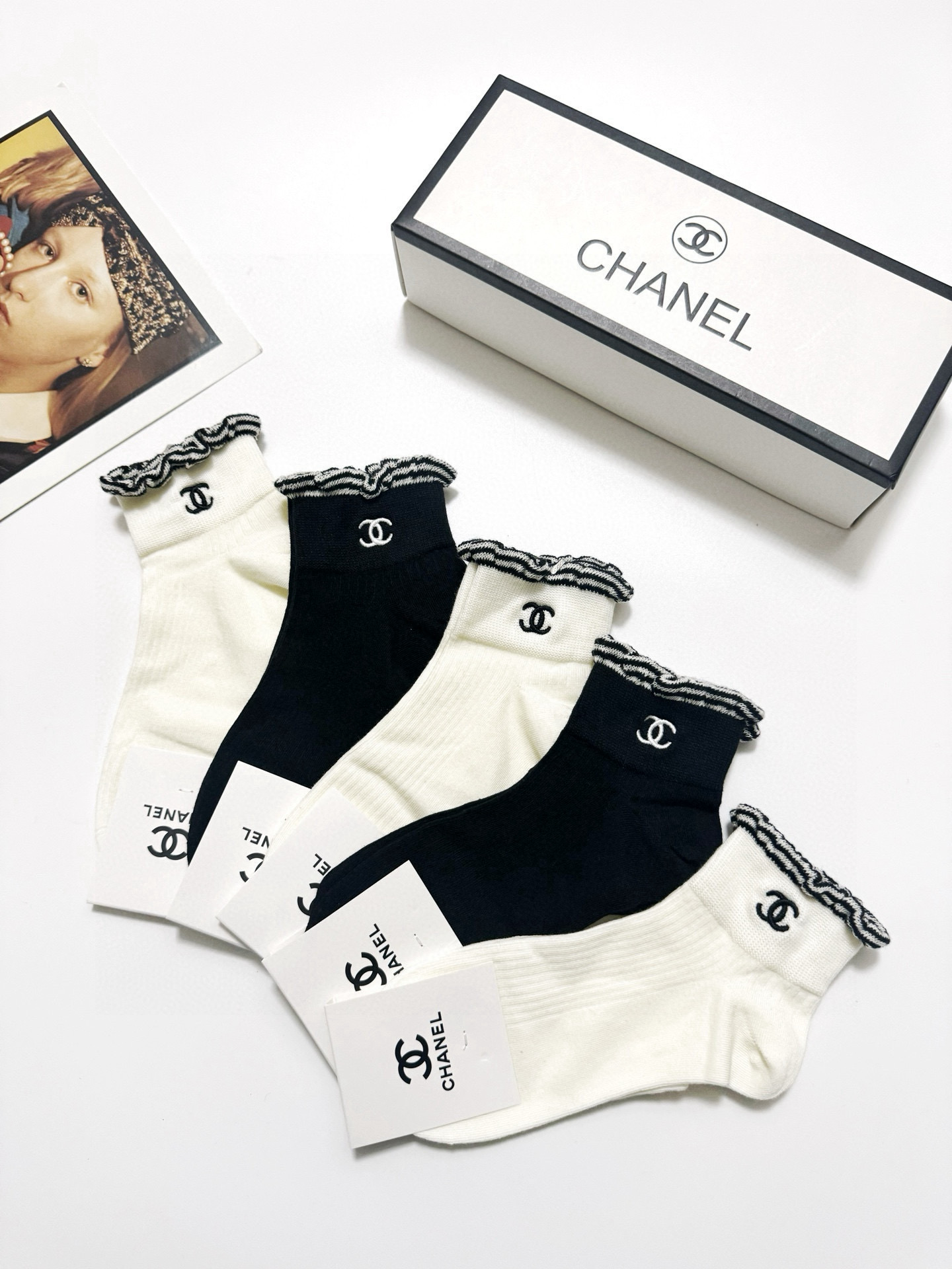   配包装
🌟【一盒5 双】
🌟Chanel 香奈儿 经典字母 logo短袜  ！纯棉面料软糯亲肤！
🌟
