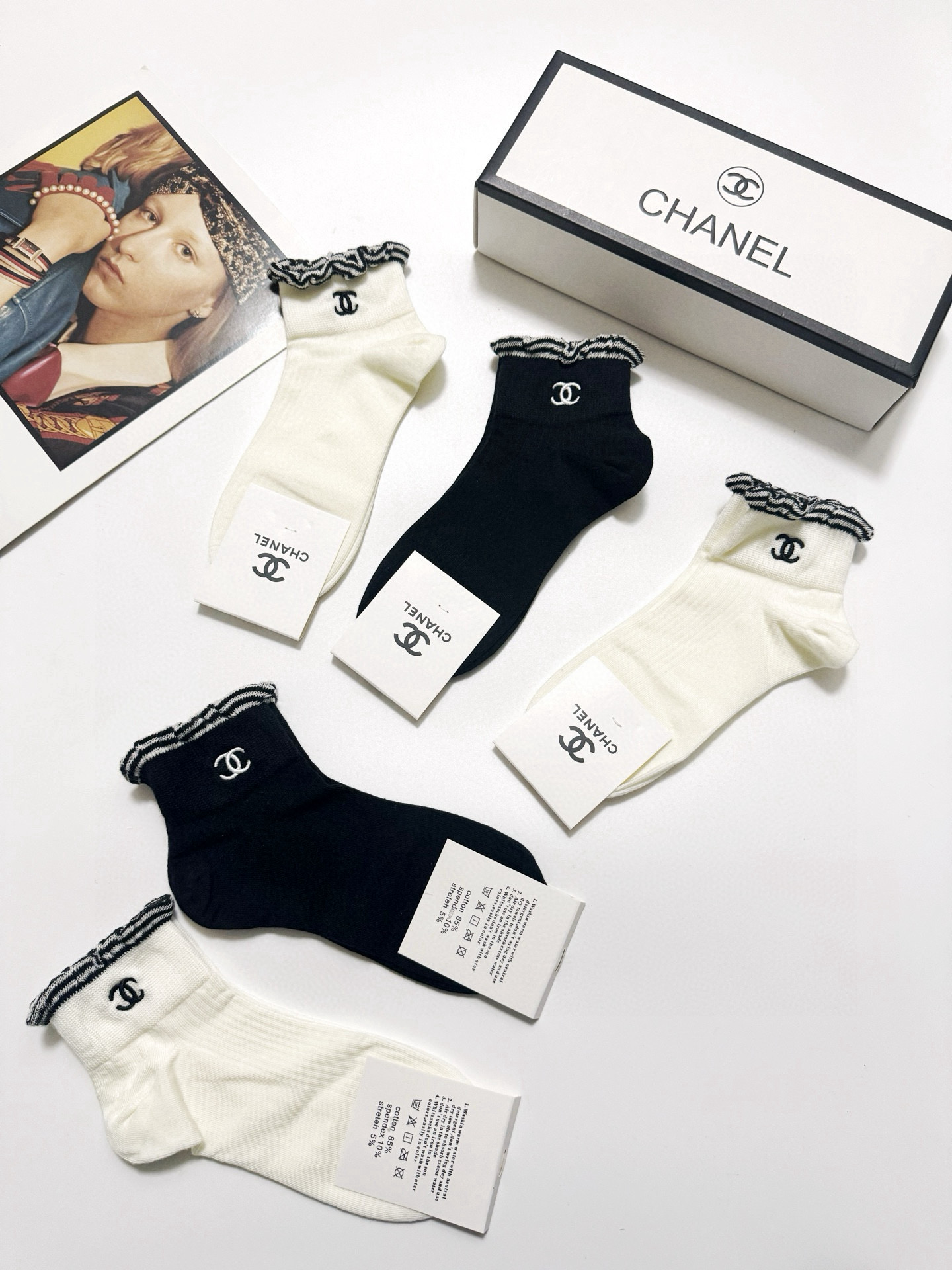   配包装
🌟【一盒5 双】
🌟Chanel 香奈儿 经典字母 logo短袜  ！纯棉面料软糯亲肤！
🌟