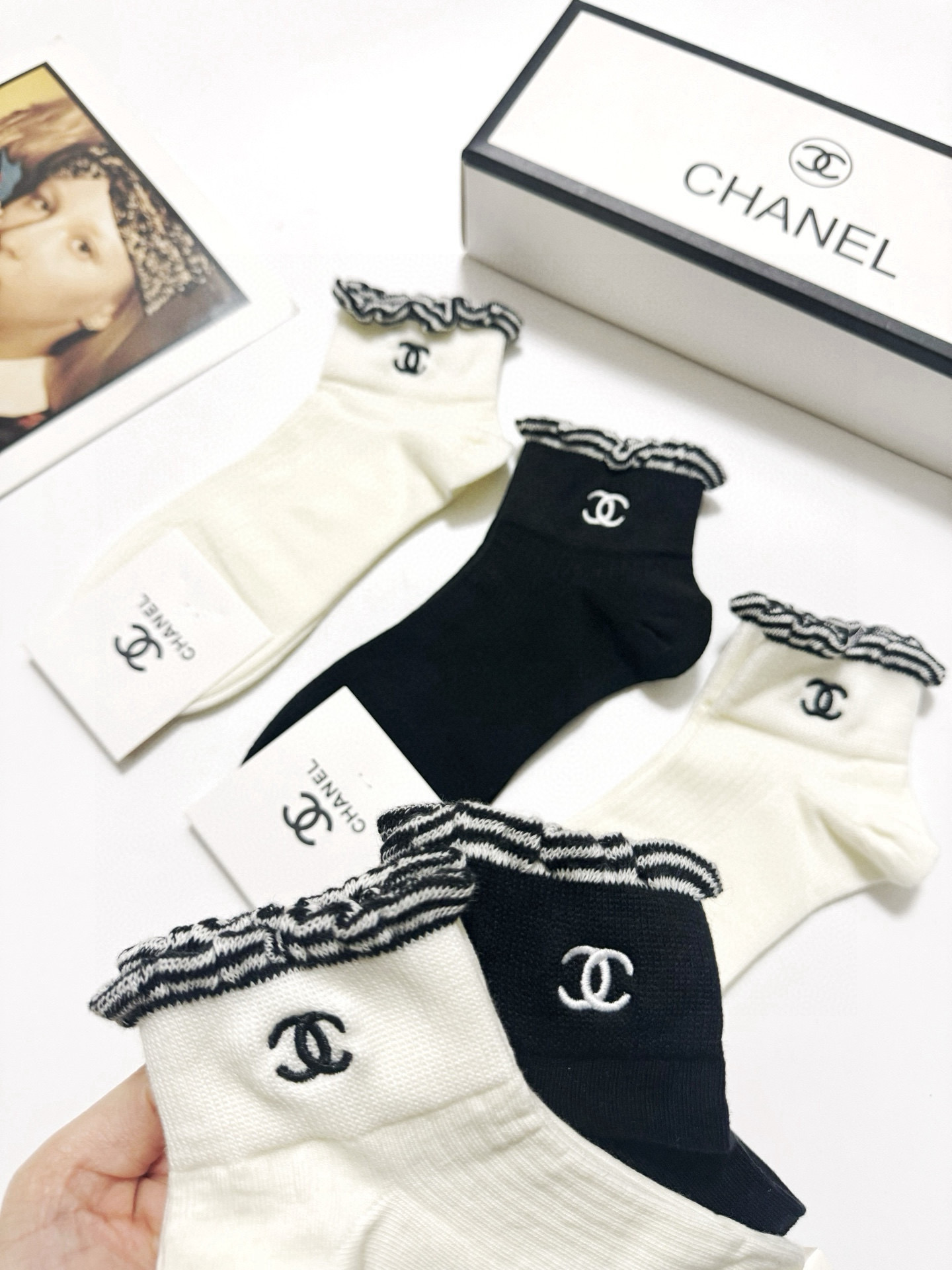   配包装
🌟【一盒5 双】
🌟Chanel 香奈儿 经典字母 logo短袜  ！纯棉面料软糯亲肤！
🌟