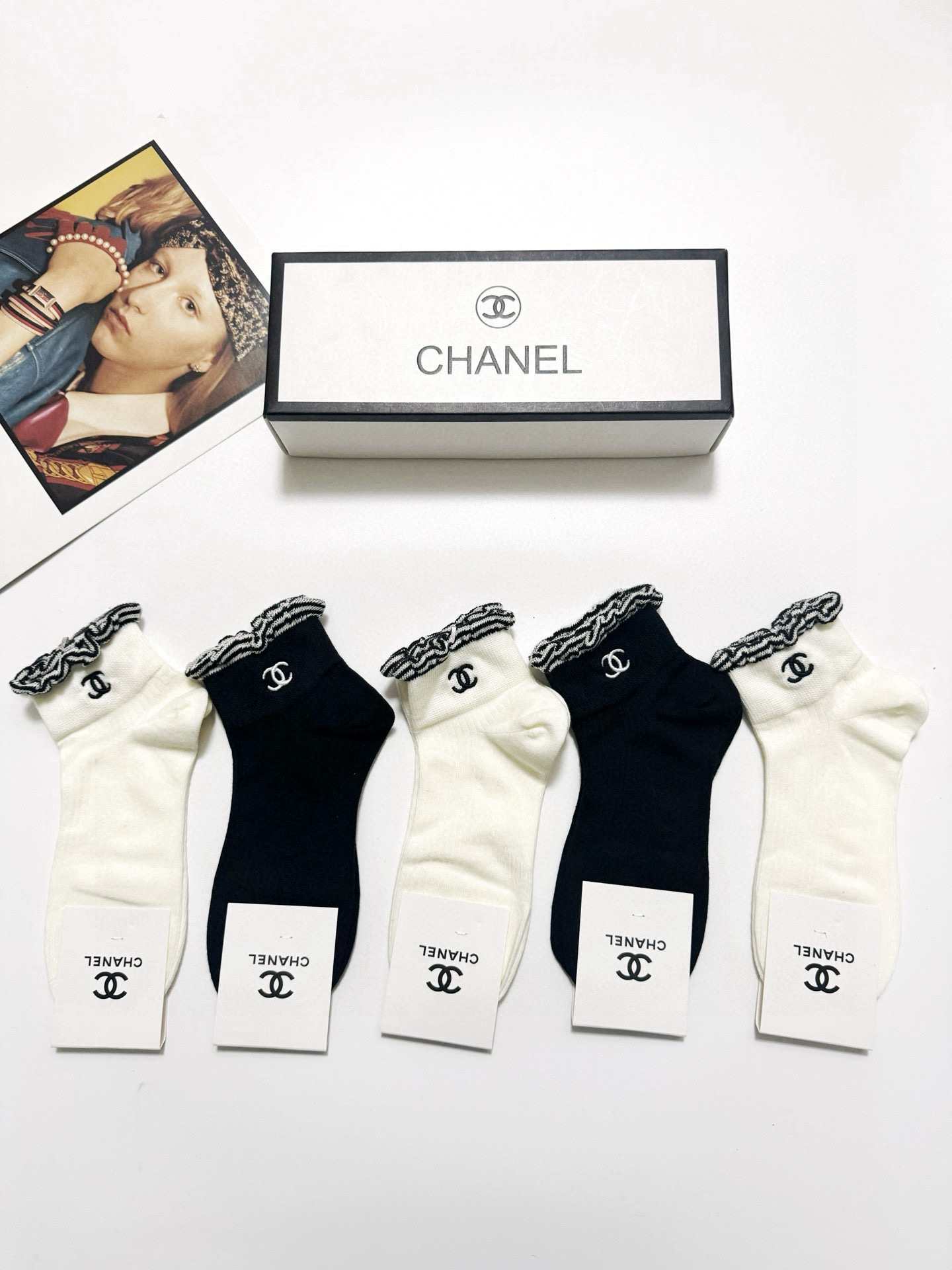   配包装
🌟【一盒5 双】
🌟Chanel 香奈儿 经典字母 logo短袜  ！纯棉面料软糯亲肤！
🌟