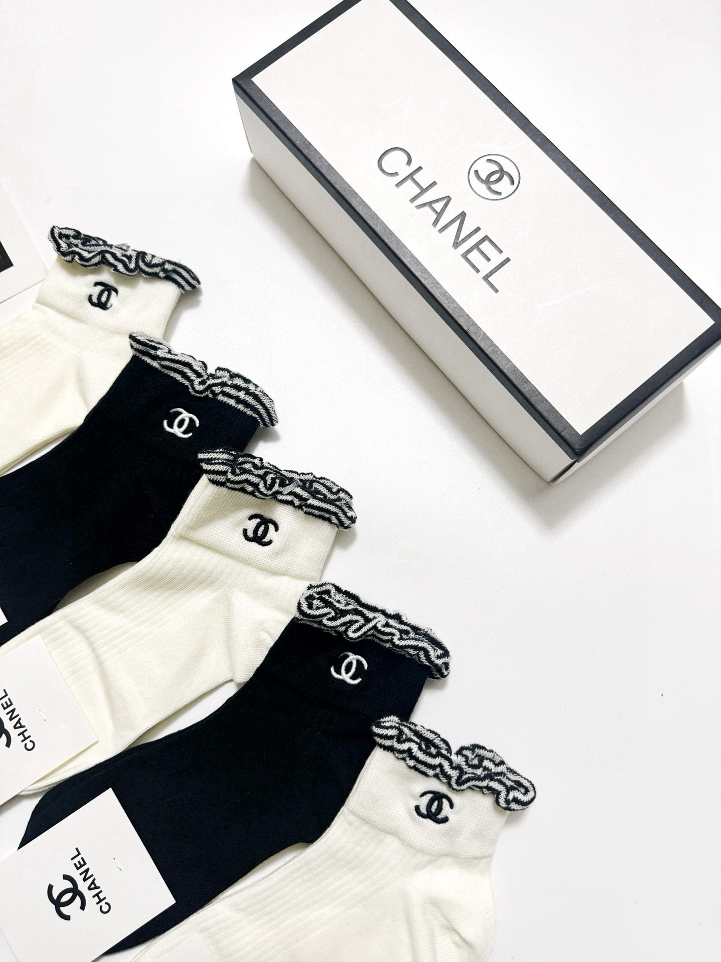   配包装
🌟【一盒5 双】
🌟Chanel 香奈儿 经典字母 logo短袜  ！纯棉面料软糯亲肤！
🌟