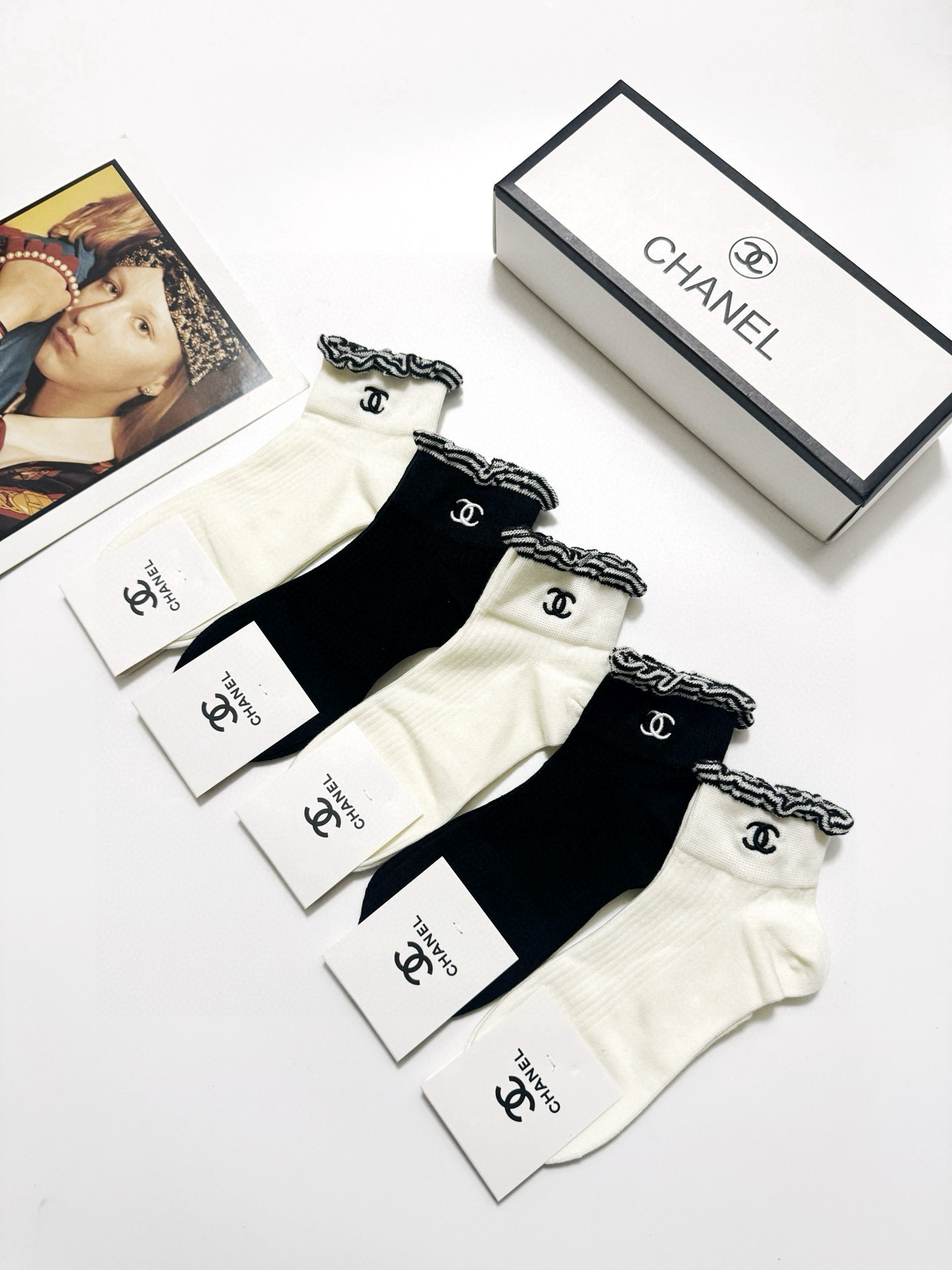  配包装
🌟【一盒5 双】
🌟Chanel 香奈儿 经典字母 logo短袜  ！纯棉面料软糯亲肤！
🌟