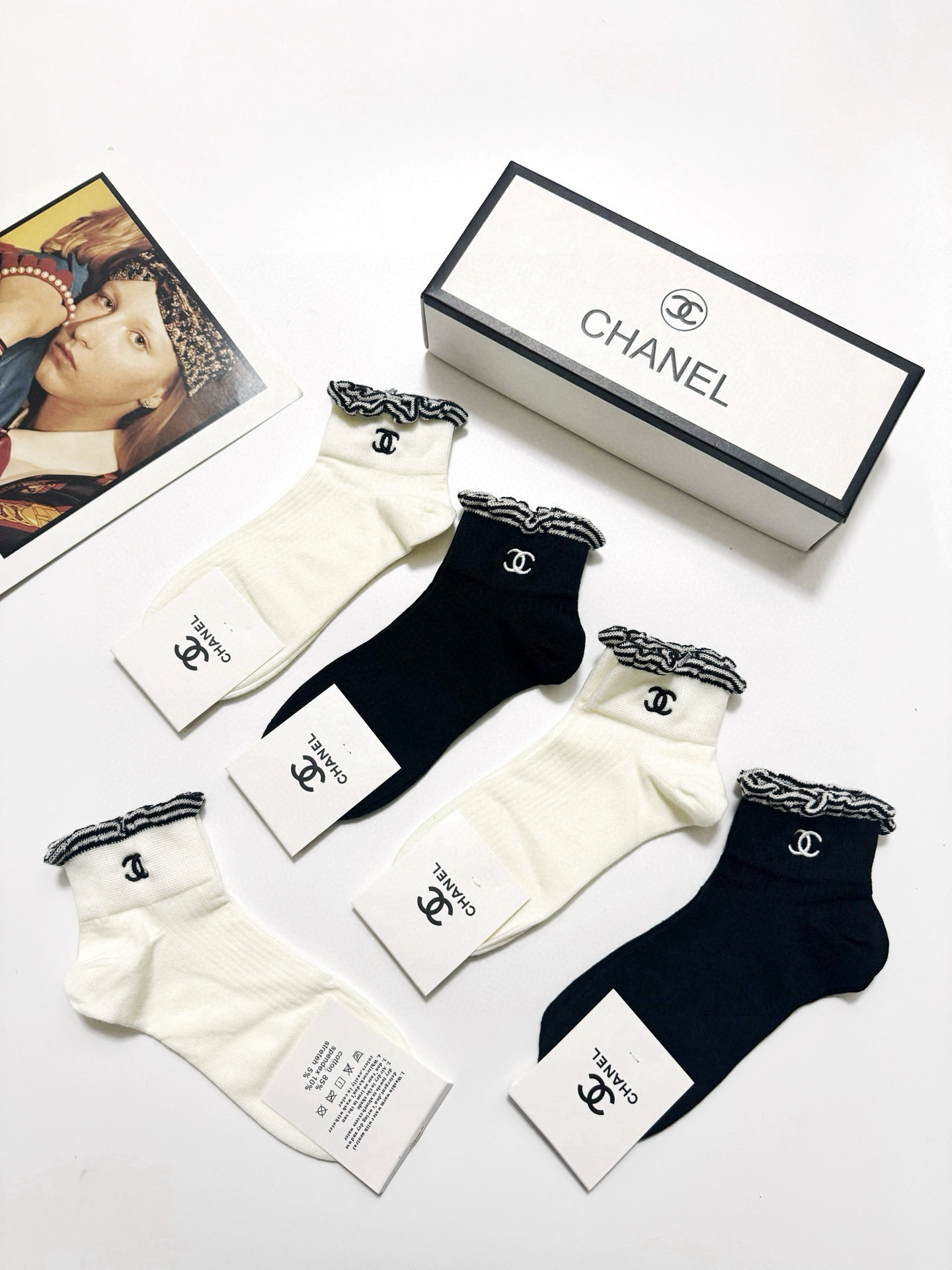   配包装
🌟【一盒5 双】
🌟Chanel 香奈儿 经典字母 logo短袜  ！纯棉面料软糯亲肤！
🌟