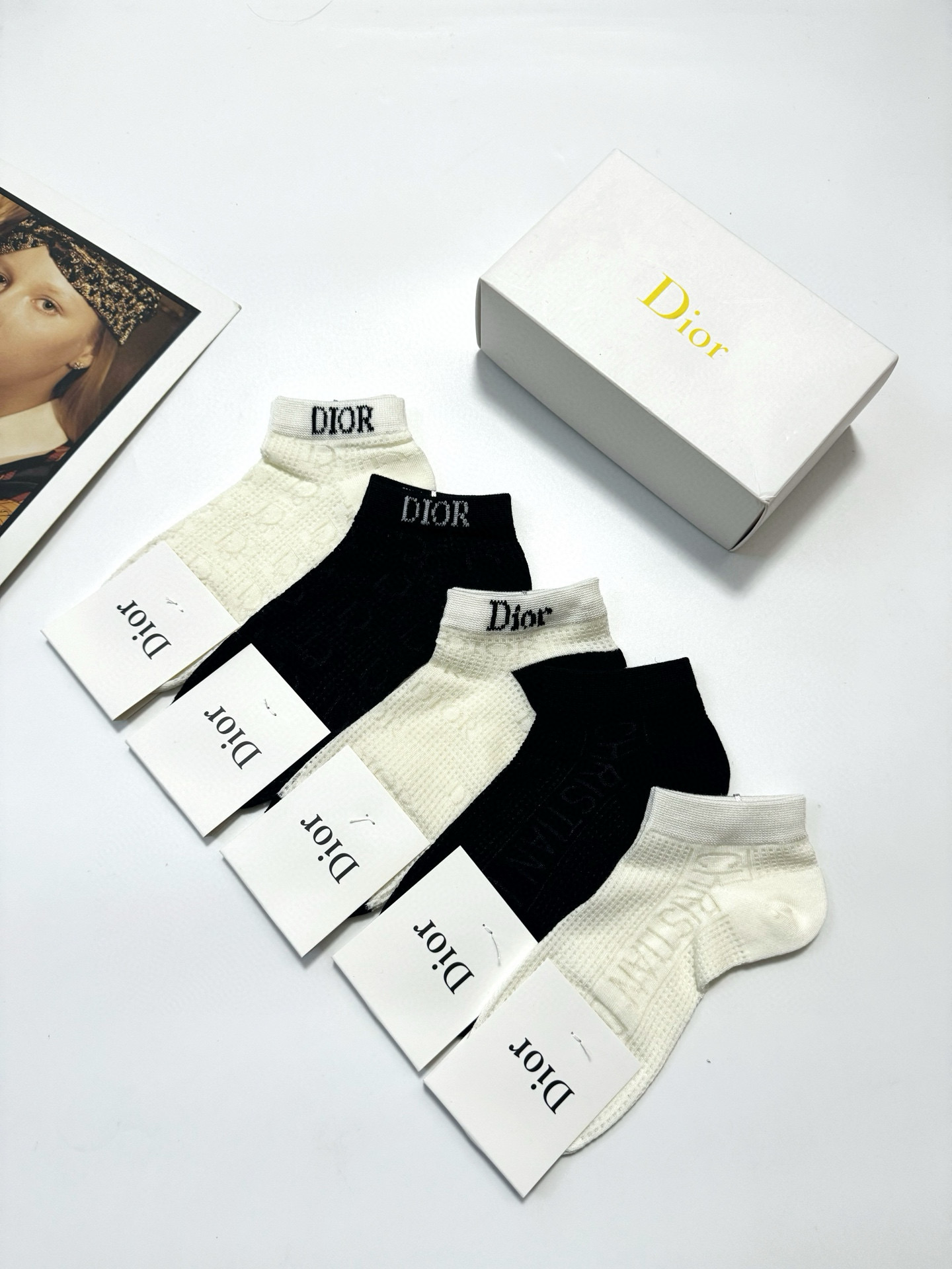  配包装
🌟【一盒5双】
🌟Dior 迪奥 经典字母logo 超薄船袜，纯棉 短袜空调袜
🌟ins爆款！