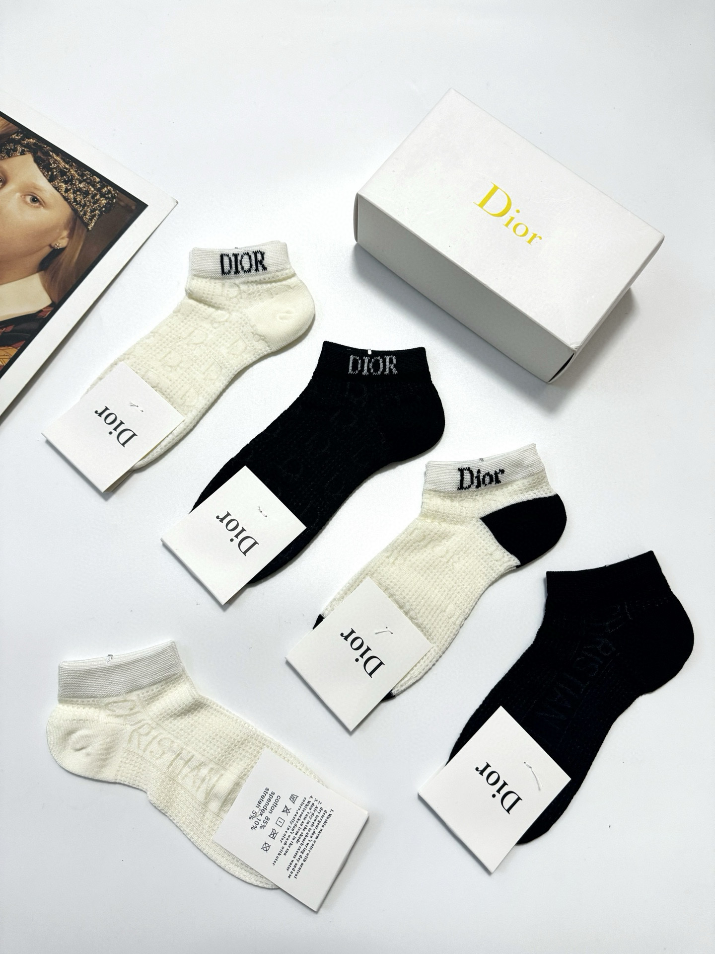  配包装
🌟【一盒5双】
🌟Dior 迪奥 经典字母logo 超薄船袜，纯棉 短袜空调袜
🌟ins爆款！