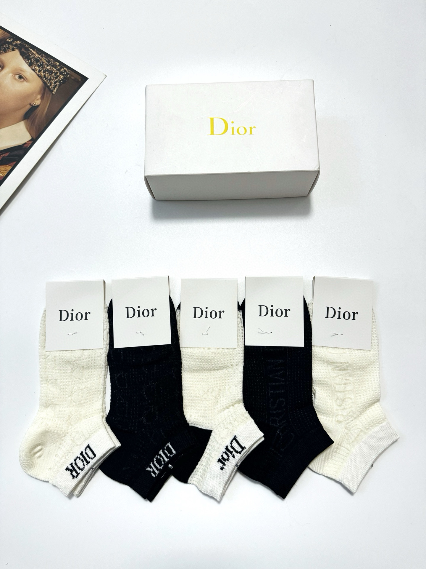  配包装
🌟【一盒5双】
🌟Dior 迪奥 经典字母logo 超薄船袜，纯棉 短袜空调袜
🌟ins爆款！