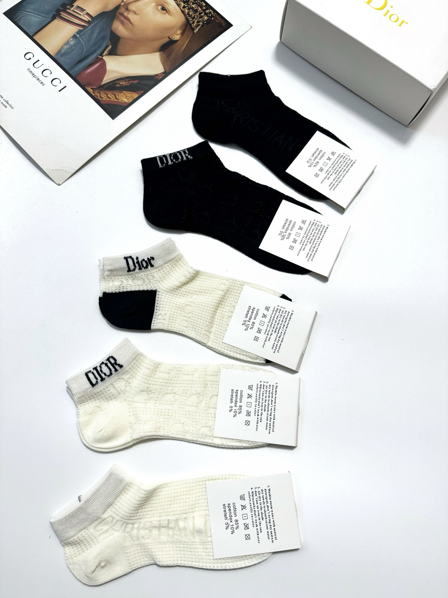  配包装
🌟【一盒5双】
🌟Dior 迪奥 经典字母logo 超薄船袜，纯棉 短袜空调袜
🌟ins爆款！