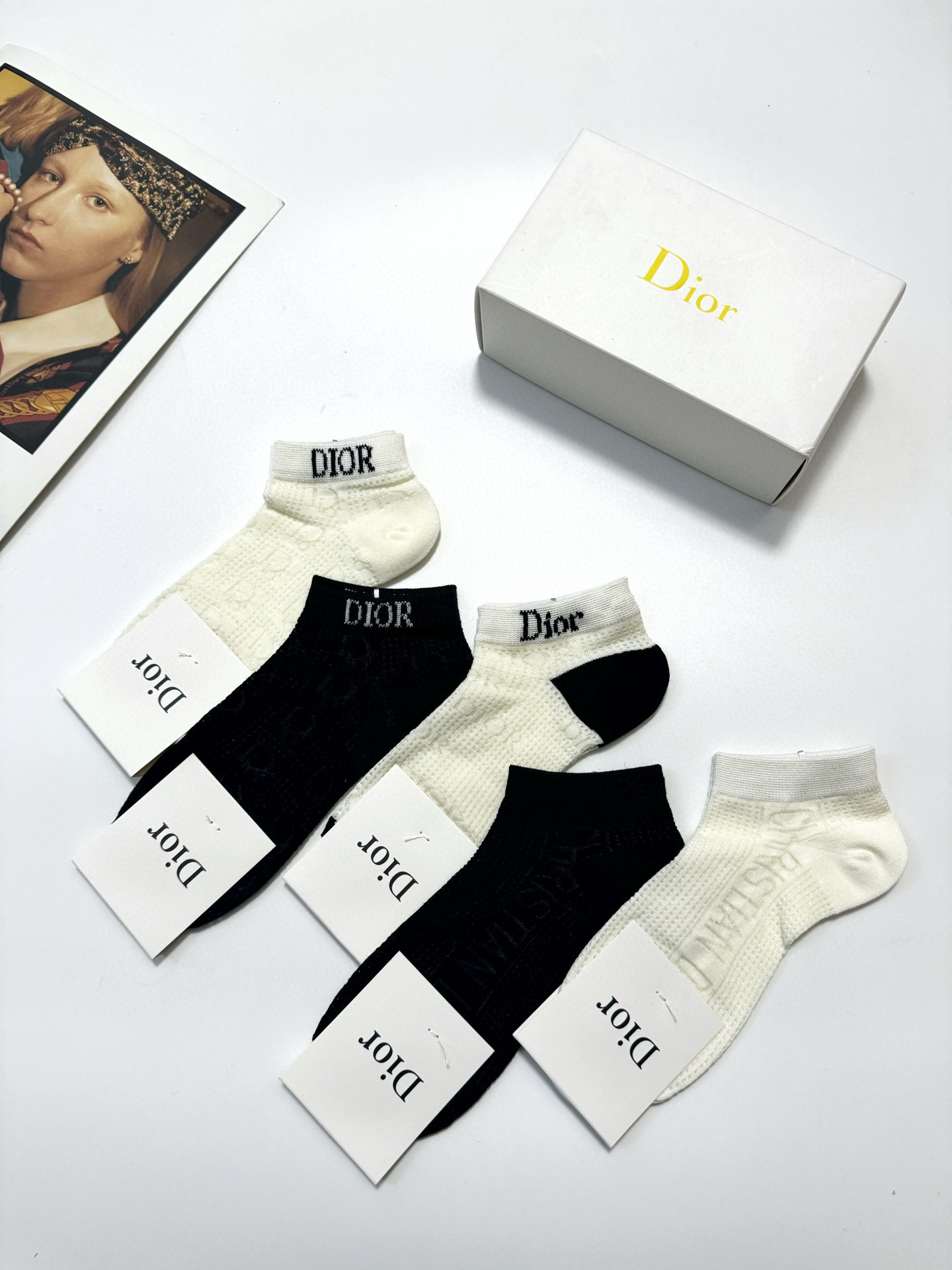  配包装
🌟【一盒5双】
🌟Dior 迪奥 经典字母logo 超薄船袜，纯棉 短袜空调袜
🌟ins爆款！