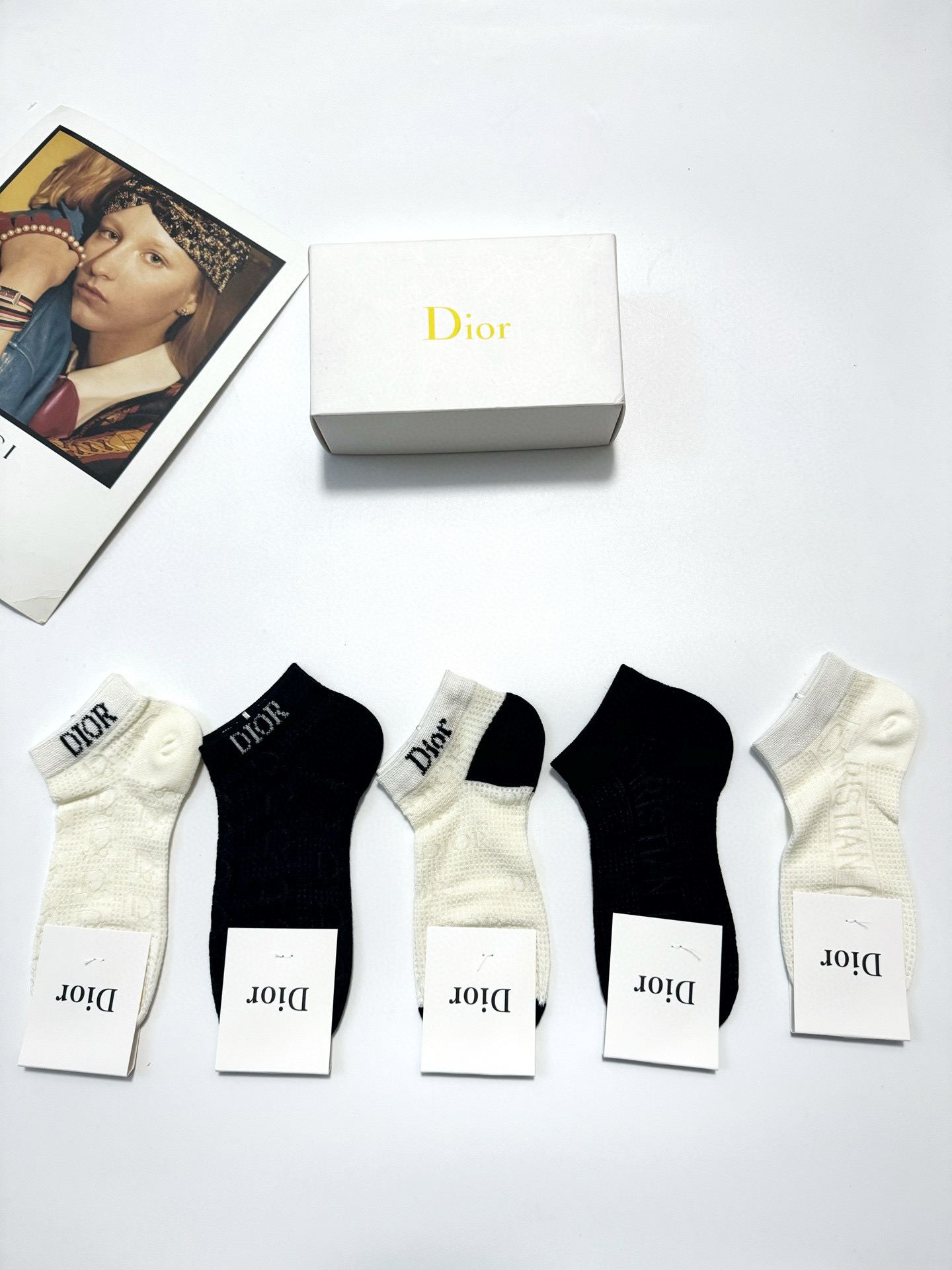  配包装
🌟【一盒5双】
🌟Dior 迪奥 经典字母logo 超薄船袜，纯棉 短袜空调袜
🌟ins爆款！