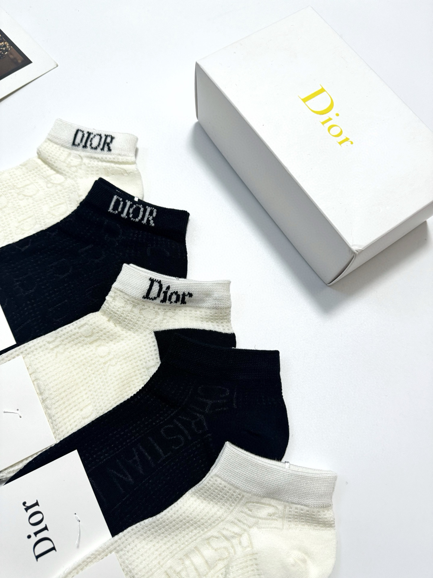  配包装
🌟【一盒5双】
🌟Dior 迪奥 经典字母logo 超薄船袜，纯棉 短袜空调袜
🌟ins爆款！