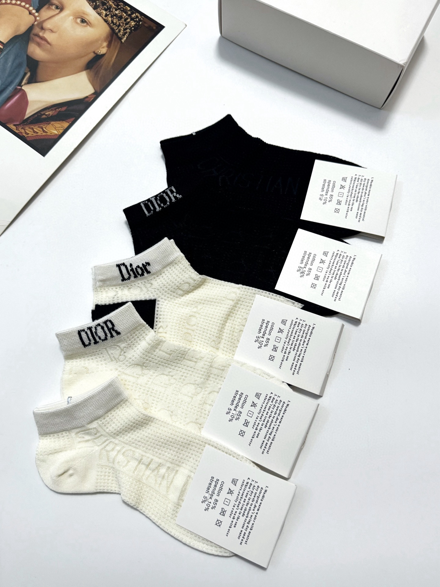  配包装
🌟【一盒5双】
🌟Dior 迪奥 经典字母logo 超薄船袜，纯棉 短袜空调袜
🌟ins爆款！