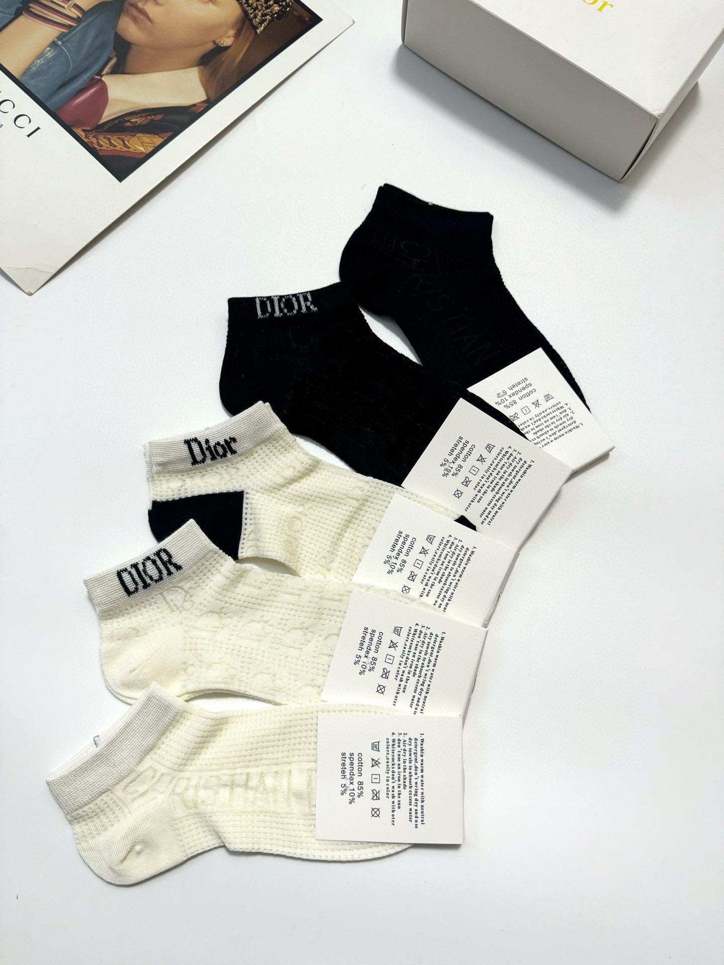  配包装
🌟【一盒5双】
🌟Dior 迪奥 经典字母logo 超薄船袜，纯棉 短袜空调袜
🌟ins爆款！