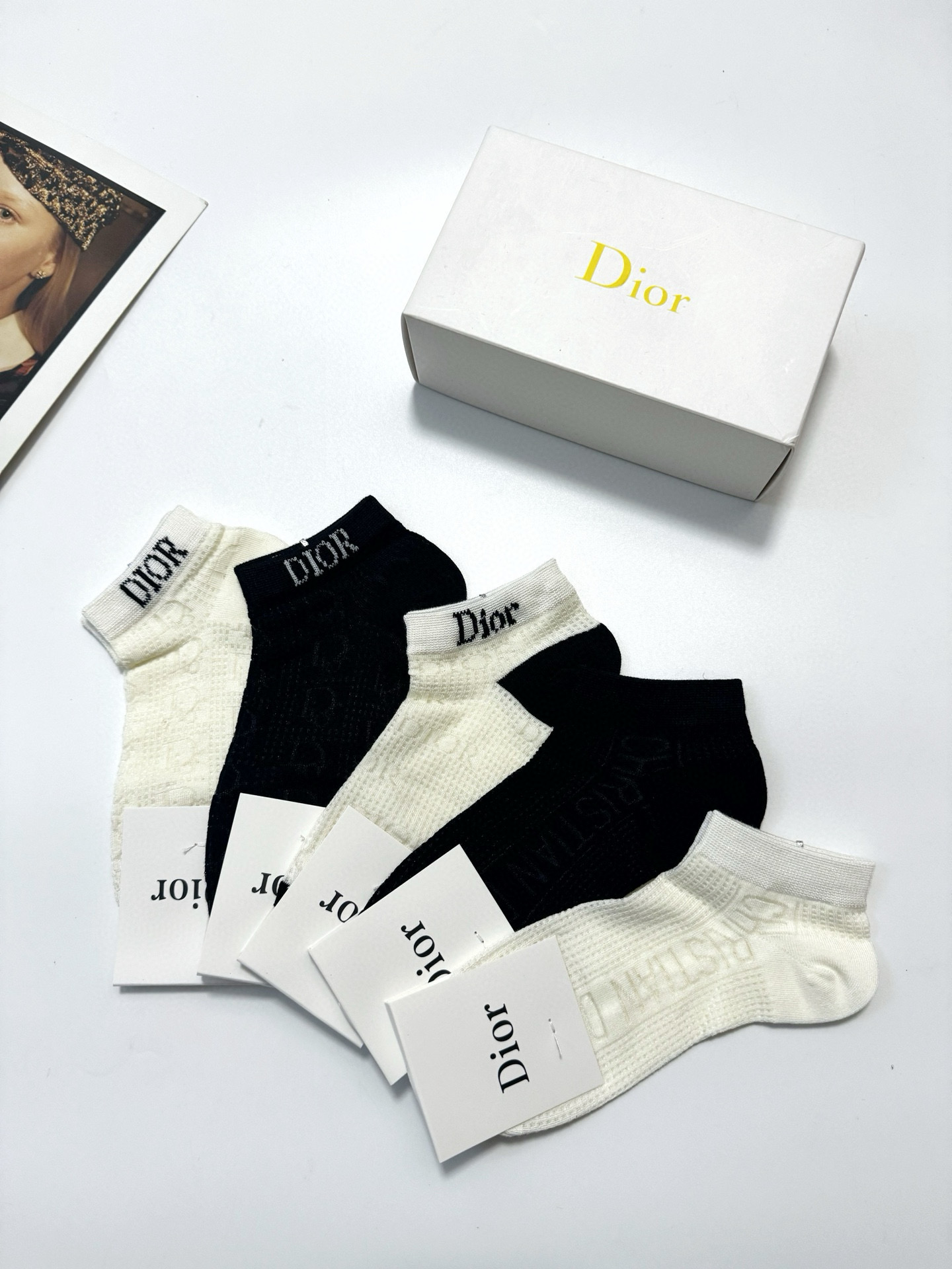  配包装
🌟【一盒5双】
🌟Dior 迪奥 经典字母logo 超薄船袜，纯棉 短袜空调袜
🌟ins爆款！