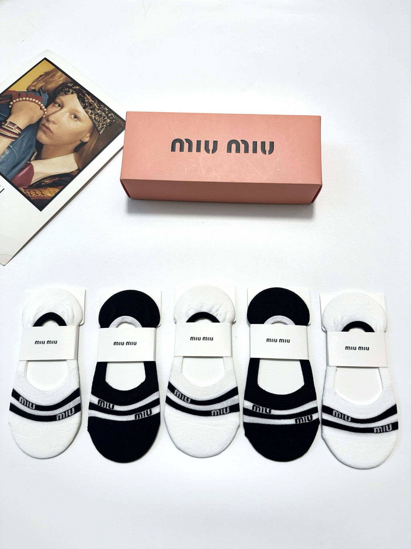  配包装
🌟【一盒5双】
 🌟缪缪 miumiu  经典字母logo 纯棉船袜   ，ins超火爆空调袜