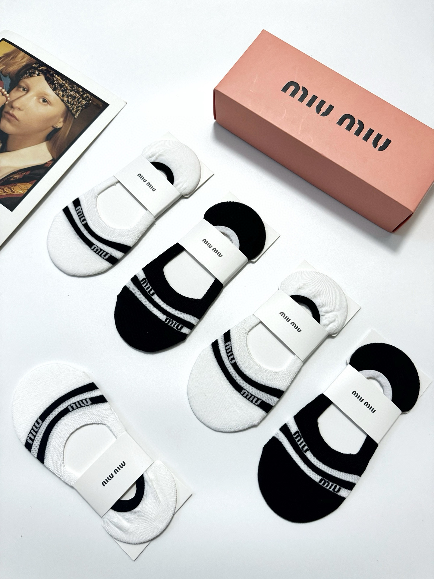  配包装
🌟【一盒5双】
 🌟缪缪 miumiu  经典字母logo 纯棉船袜   ，ins超火爆空调袜