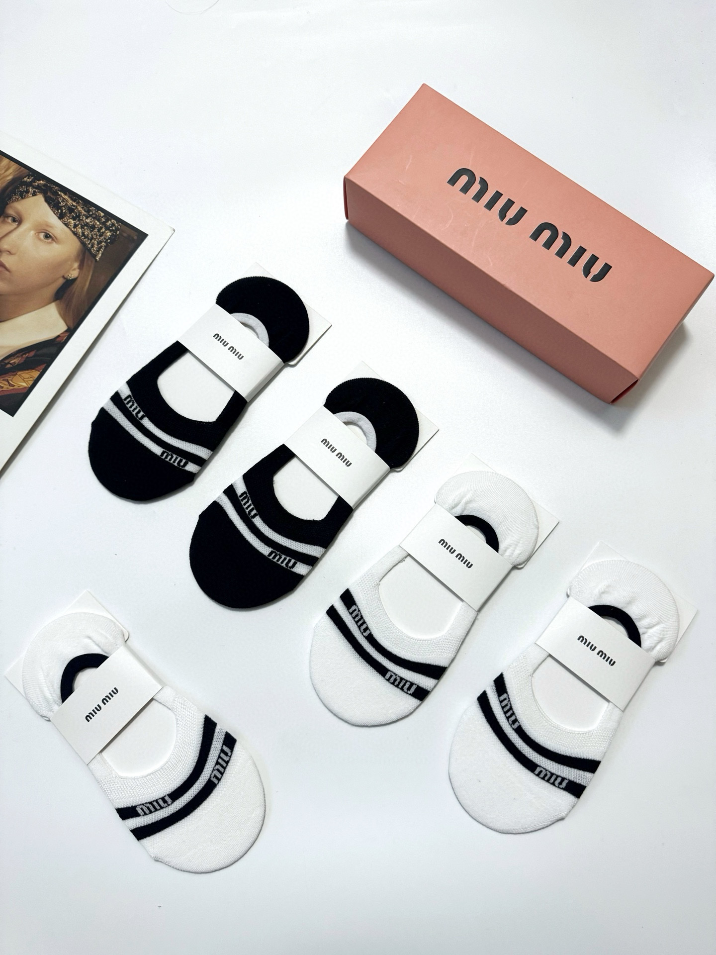  配包装
🌟【一盒5双】
 🌟缪缪 miumiu  经典字母logo 纯棉船袜   ，ins超火爆空调袜