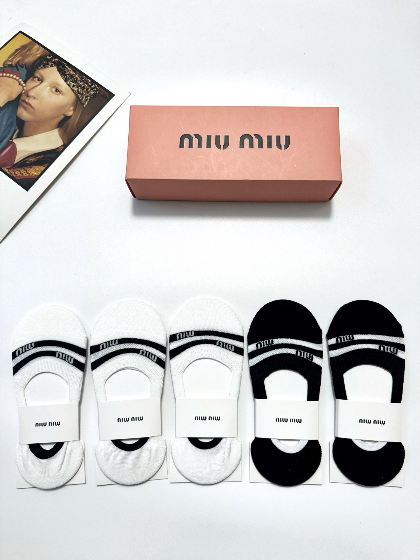  配包装
🌟【一盒5双】
 🌟缪缪 miumiu  经典字母logo 纯棉船袜   ，ins超火爆空调袜
