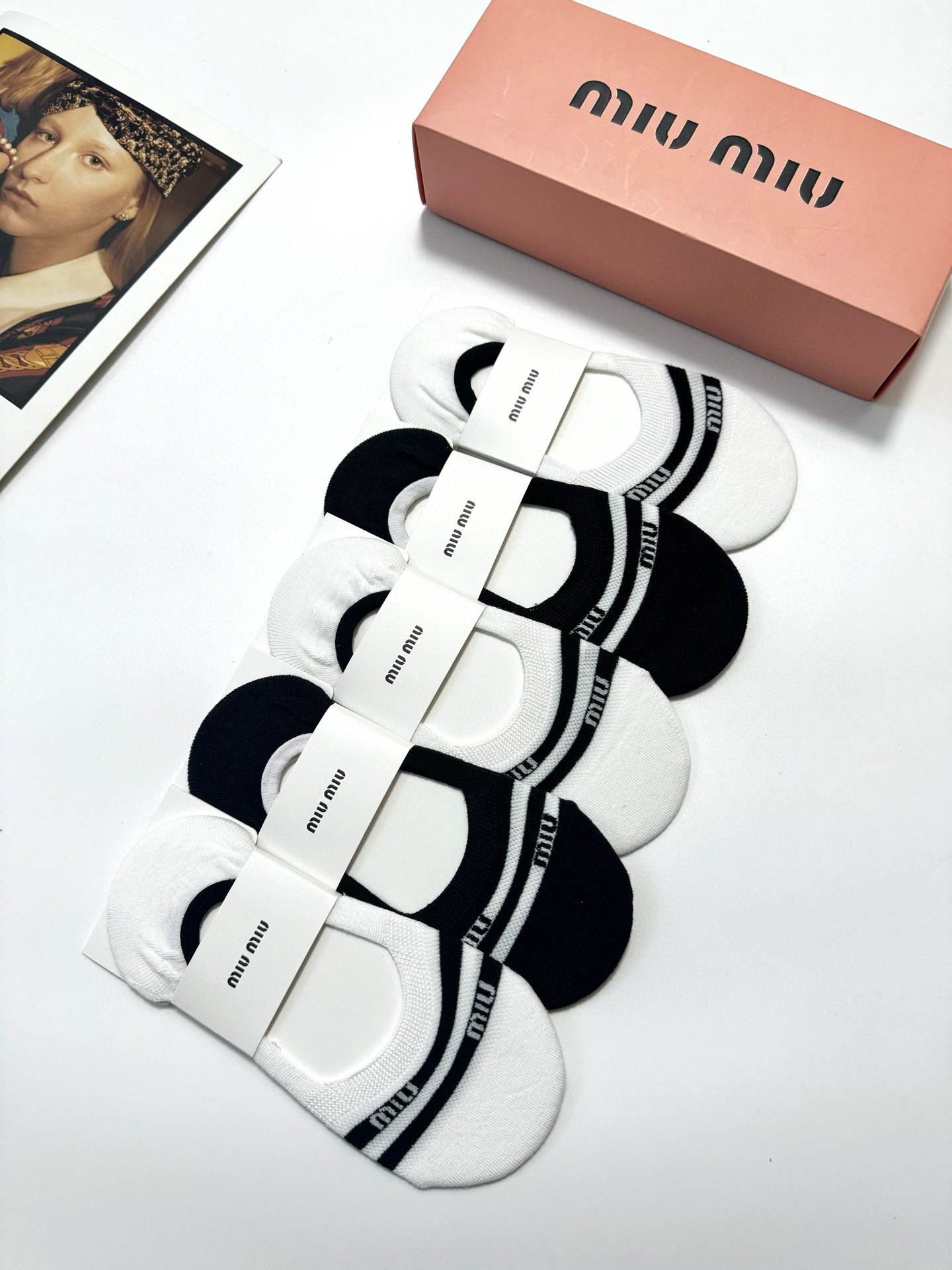  配包装
🌟【一盒5双】
 🌟缪缪 miumiu  经典字母logo 纯棉船袜   ，ins超火爆空调袜