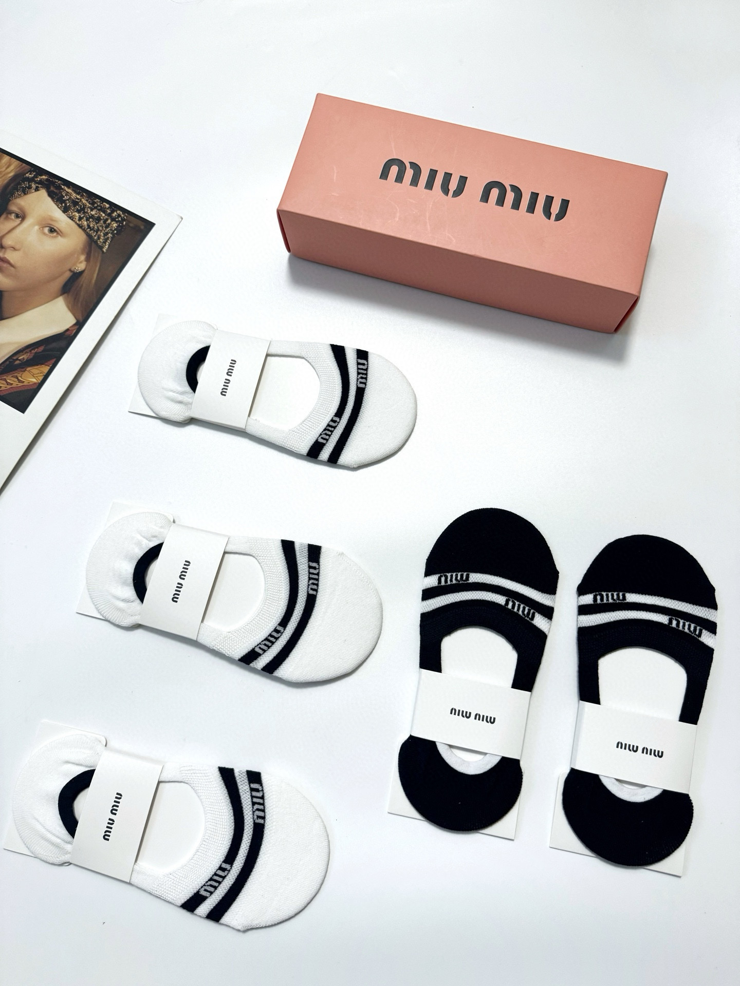  配包装
🌟【一盒5双】
 🌟缪缪 miumiu  经典字母logo 纯棉船袜   ，ins超火爆空调袜