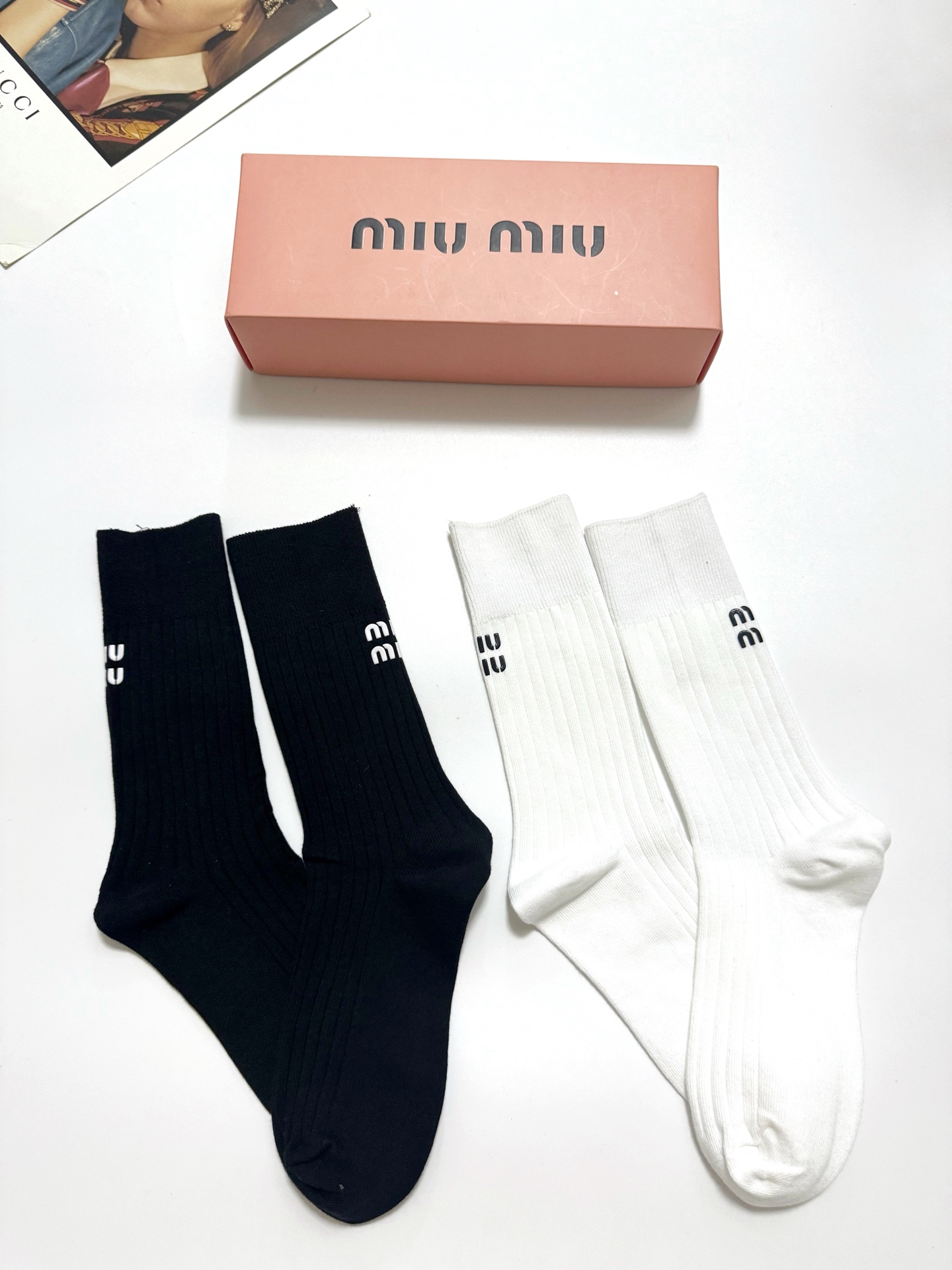   配包装
🌟【一盒2双】
🌟缪缪 miumiu 经典字母logo 纯棉中筒袜 小腿袜 
🌟ins爆款！