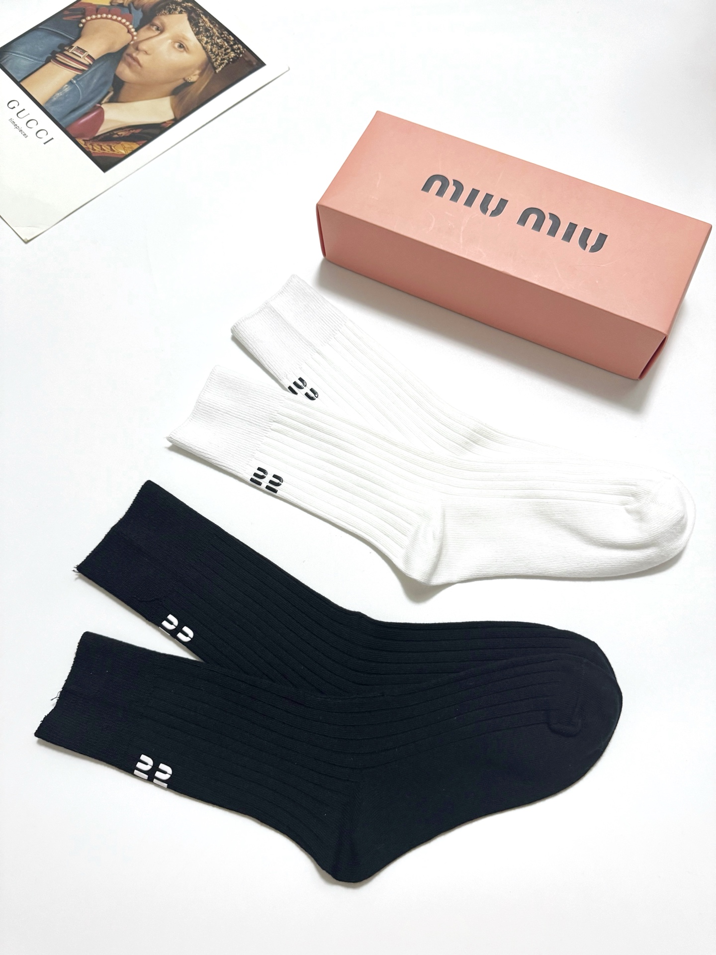   配包装
🌟【一盒2双】
🌟缪缪 miumiu 经典字母logo 纯棉中筒袜 小腿袜 
🌟ins爆款！