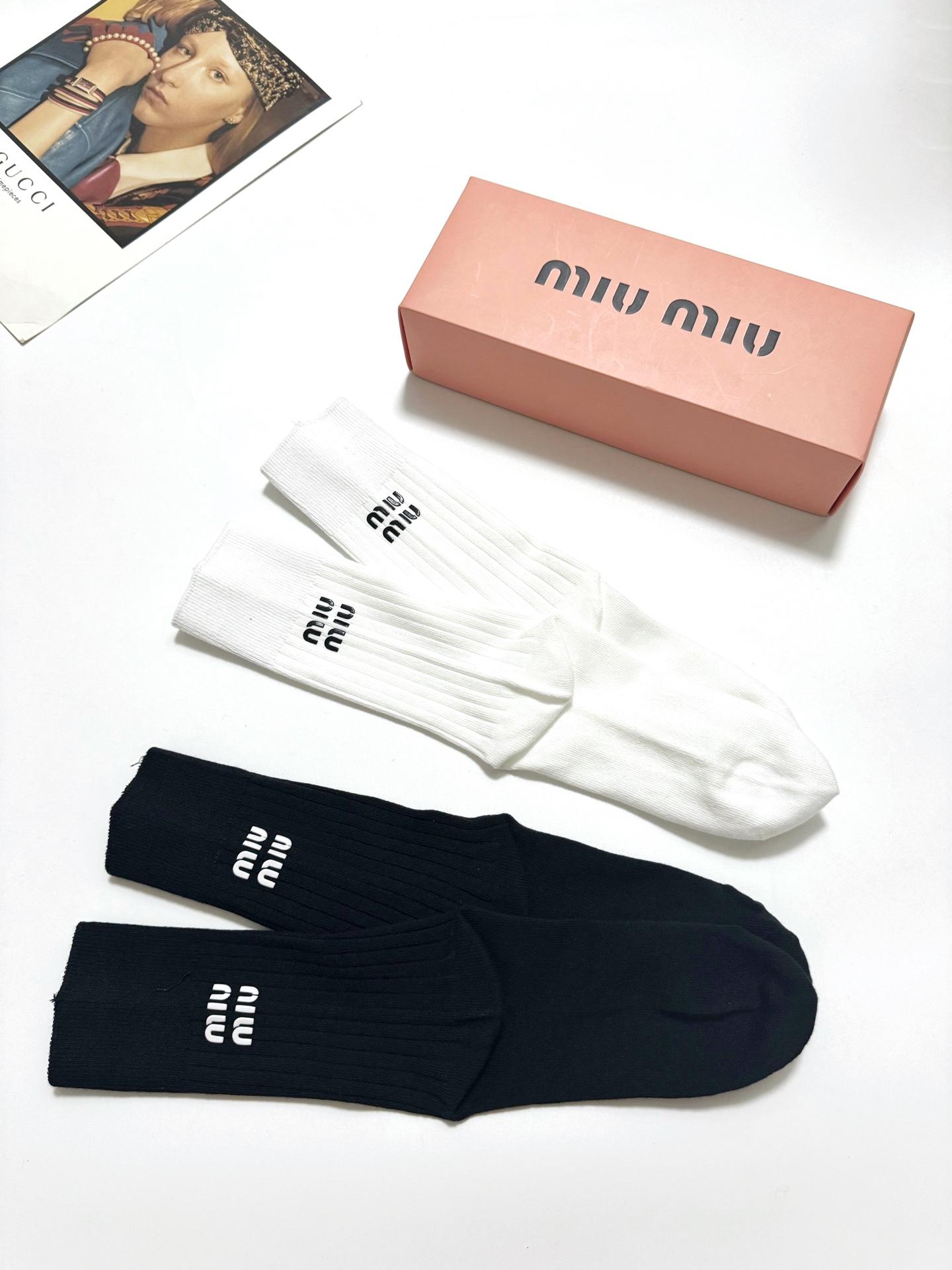   配包装
🌟【一盒2双】
🌟缪缪 miumiu 经典字母logo 纯棉中筒袜 小腿袜 
🌟ins爆款！