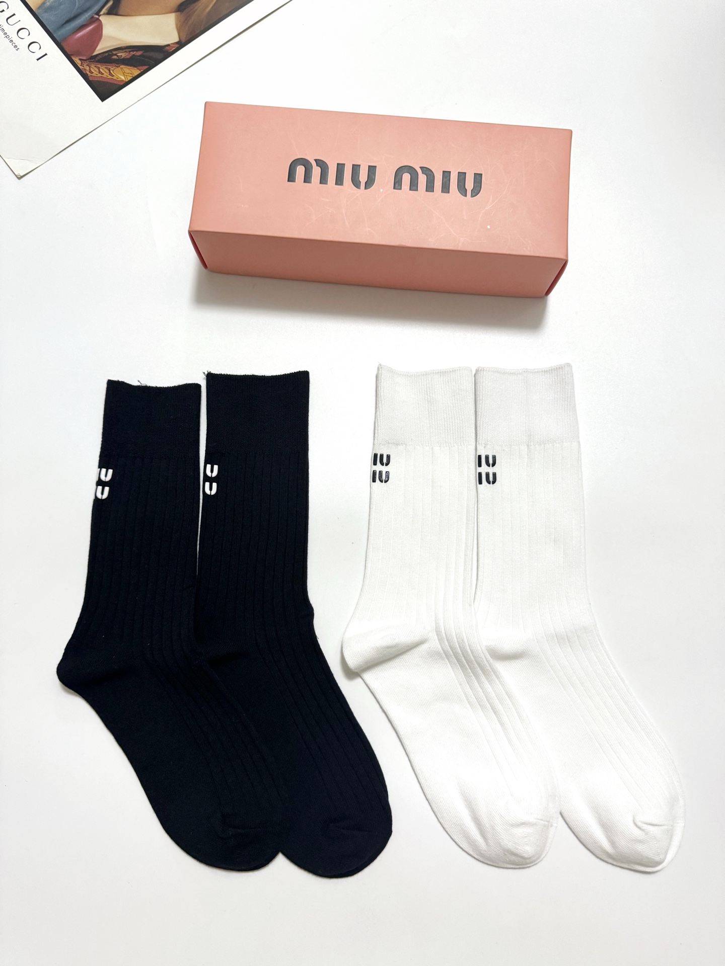   配包装
🌟【一盒2双】
🌟缪缪 miumiu 经典字母logo 纯棉中筒袜 小腿袜 
🌟ins爆款！