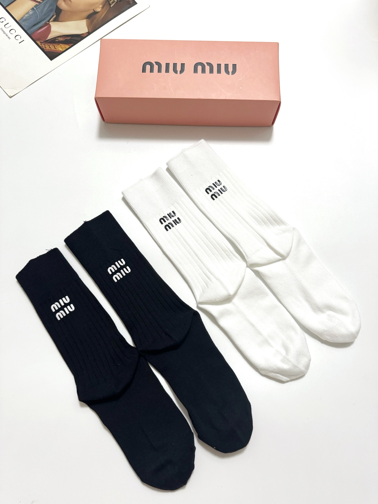   配包装
🌟【一盒2双】
🌟缪缪 miumiu 经典字母logo 纯棉中筒袜 小腿袜 
🌟ins爆款！