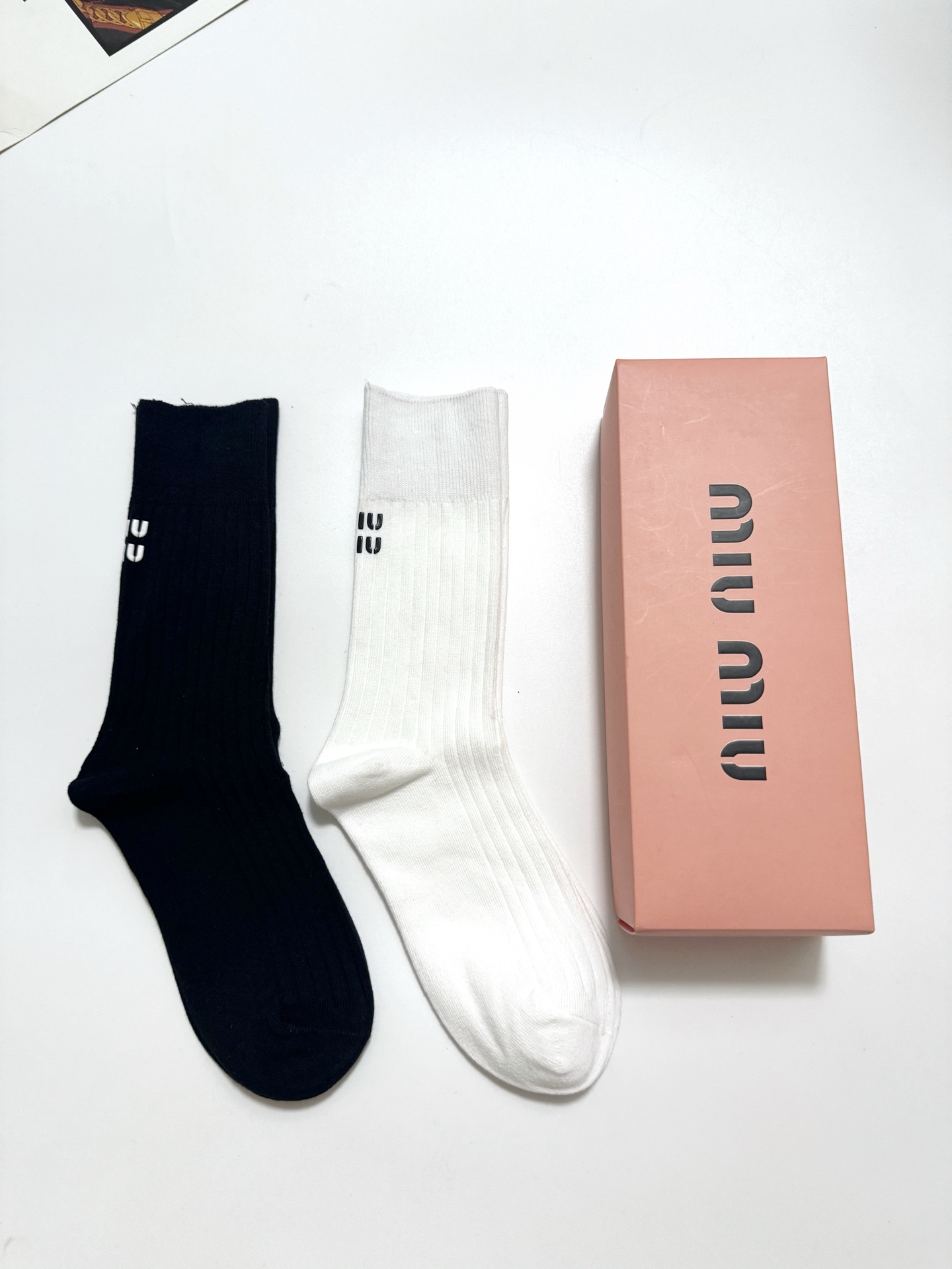   配包装
🌟【一盒2双】
🌟缪缪 miumiu 经典字母logo 纯棉中筒袜 小腿袜 
🌟ins爆款！