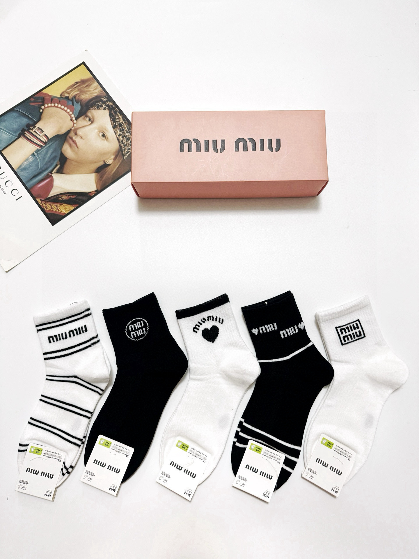 NO:299437,Packaging [one box of 5 pairs] Miumiu classic letter logo short socks, ins super popular socks, pure cotton fabric, must-have for trendy people, classic color matching, fashionable and versatile style, you deserve socks, stockings, socks, miumiu, socks19860909配包装【一盒5 双】 缪缪 miumiu 经典字母logo 短筒袜,ins超火爆短袜,纯棉面料,潮人必备 ,经典配色 个性时尚百搭款,你值得拥有哦袜子,丝袜,袜子,miumiu,socks,accessory